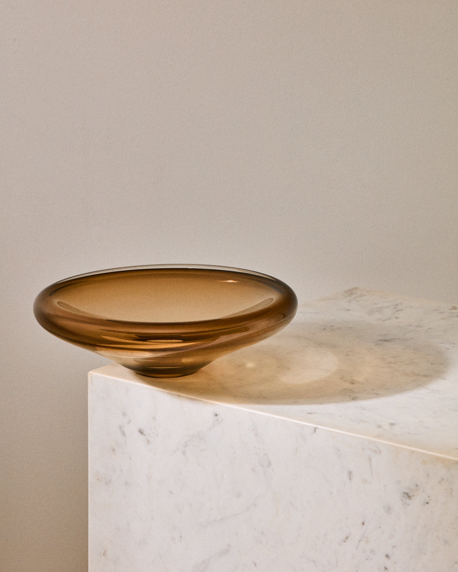 Zolira brown glass centerpiece Ø 31 cm - Lifestyle