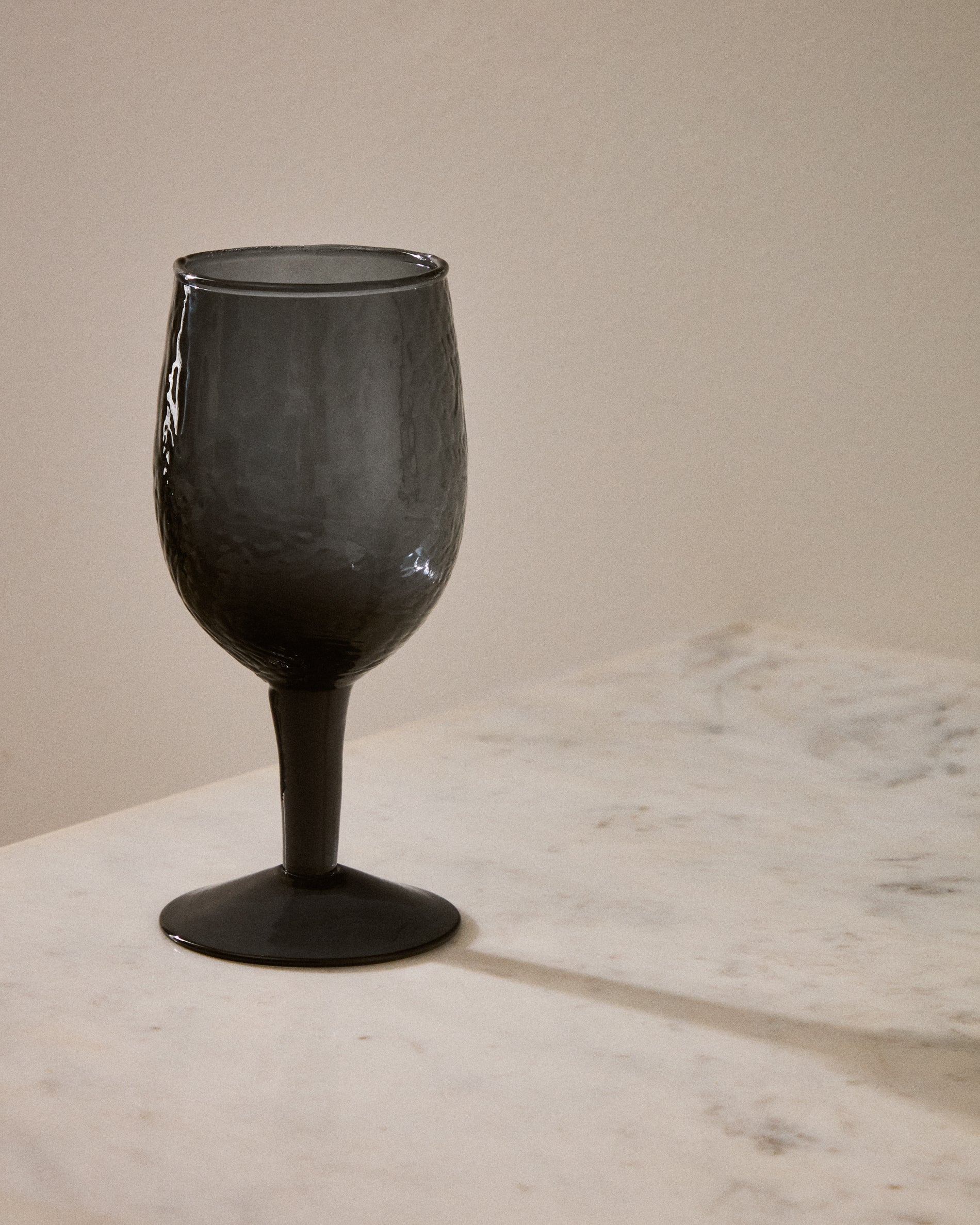 Sileia wine glass made of blue recycled glass - Lifestyle