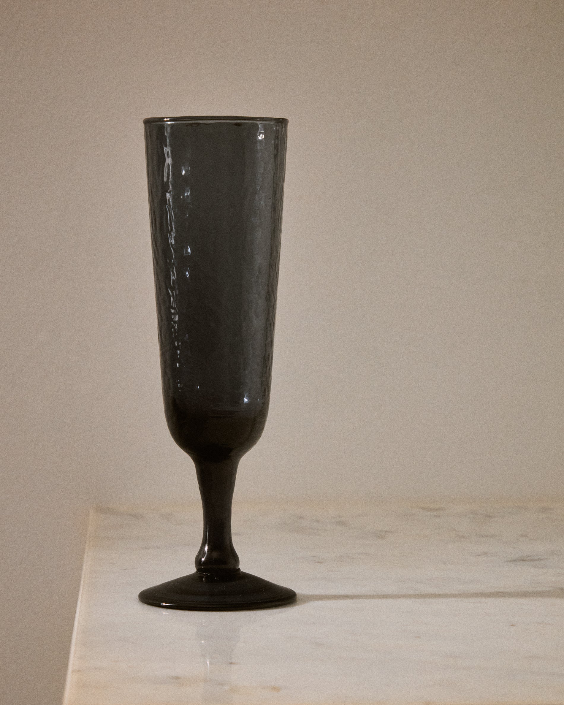 Sileia wine glass made of blue recycled glass - Lifestyle
