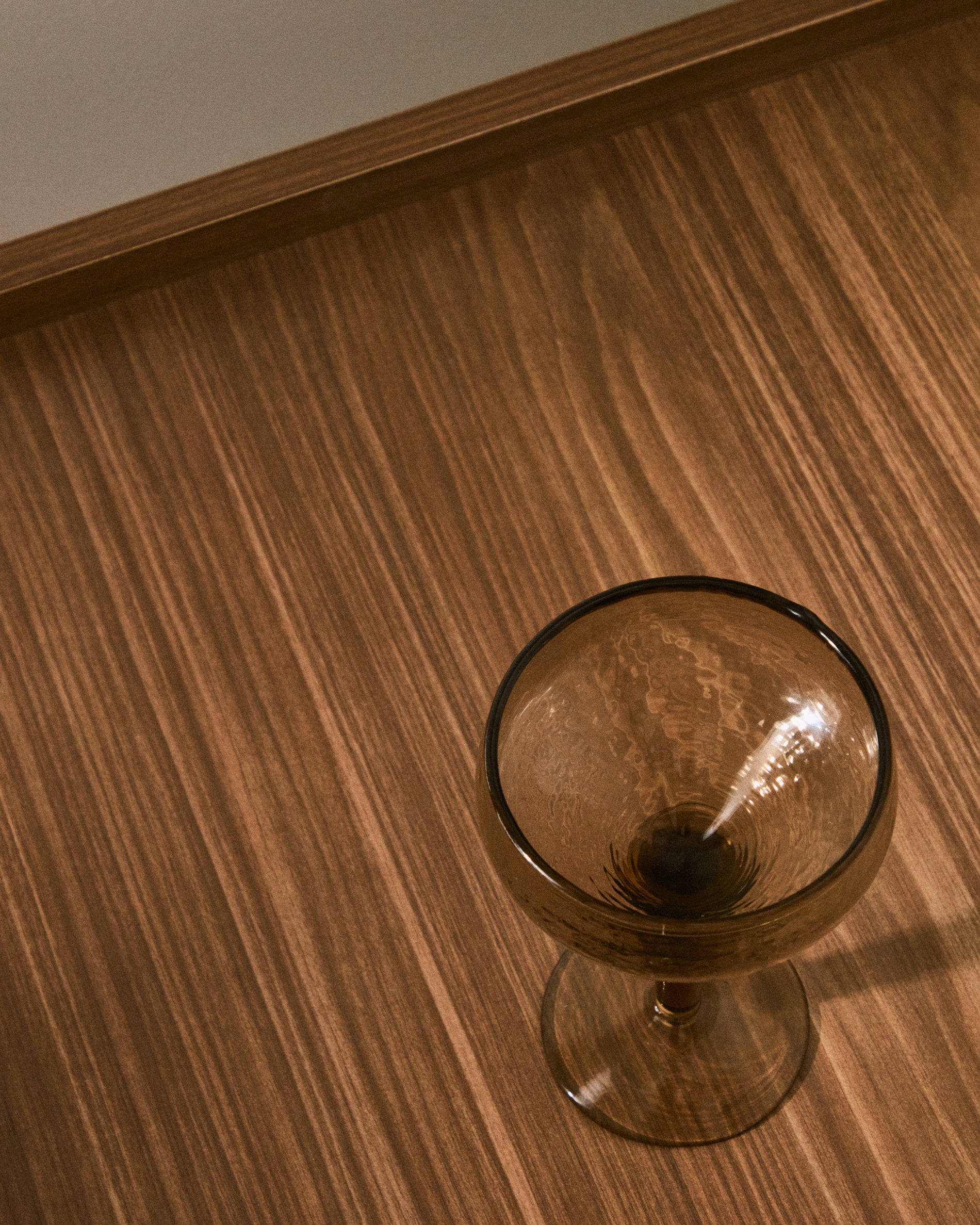 Sileia wine glass made of brown recycled glass - Lifestyle