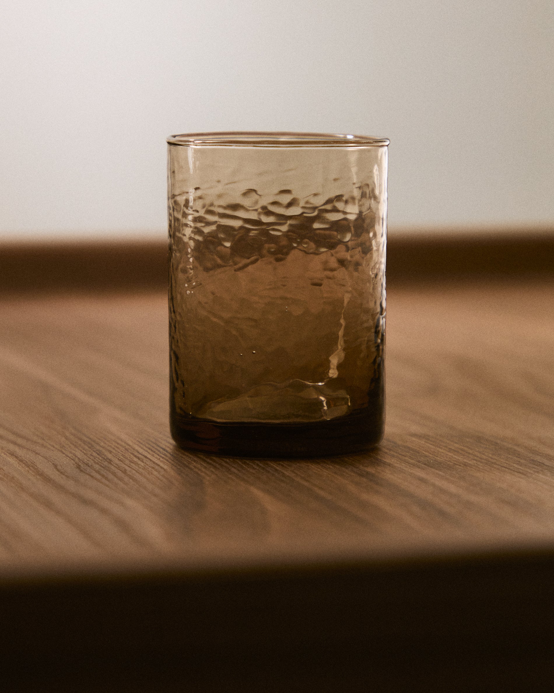 Obila cup made of brown recycled glass - Lifestyle