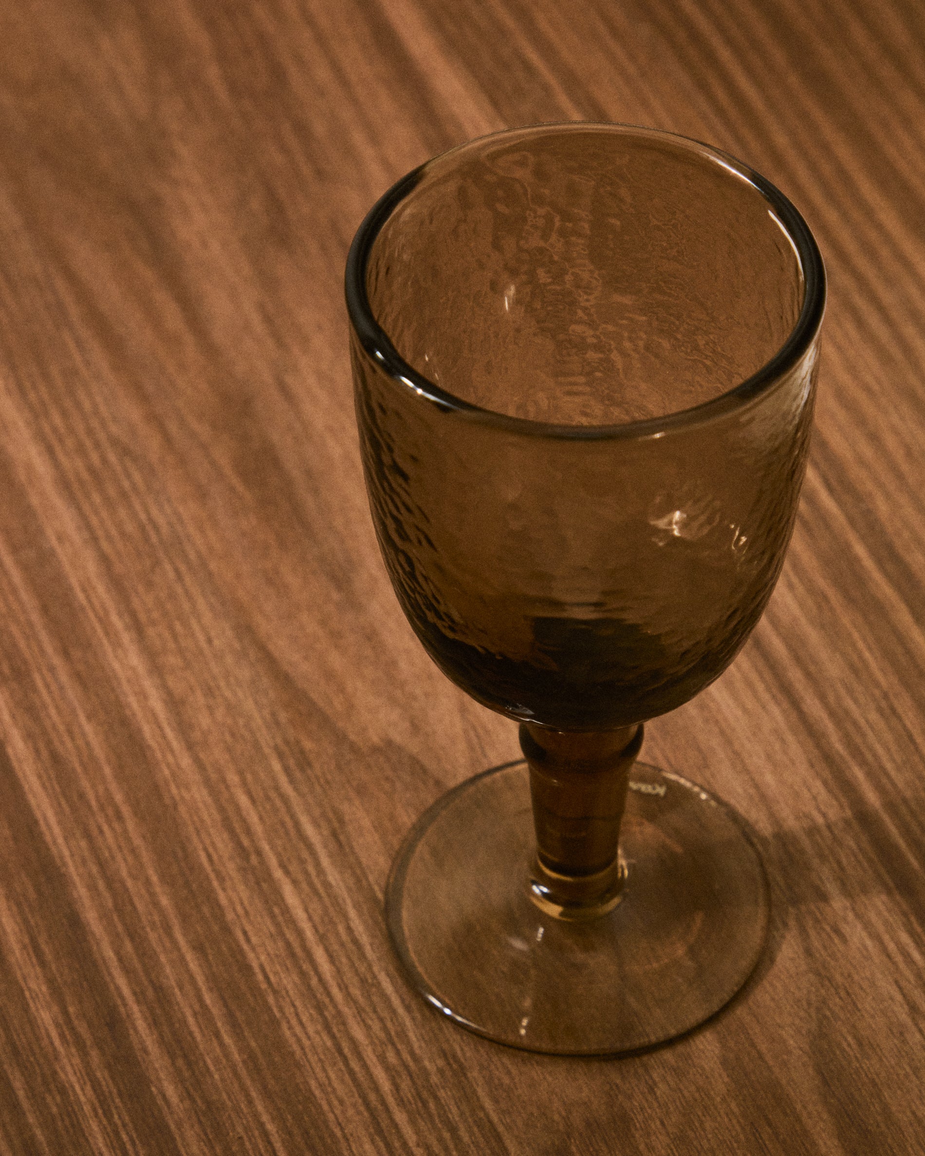 Vinea wine glass made of brown recycled glass - Lifestyle