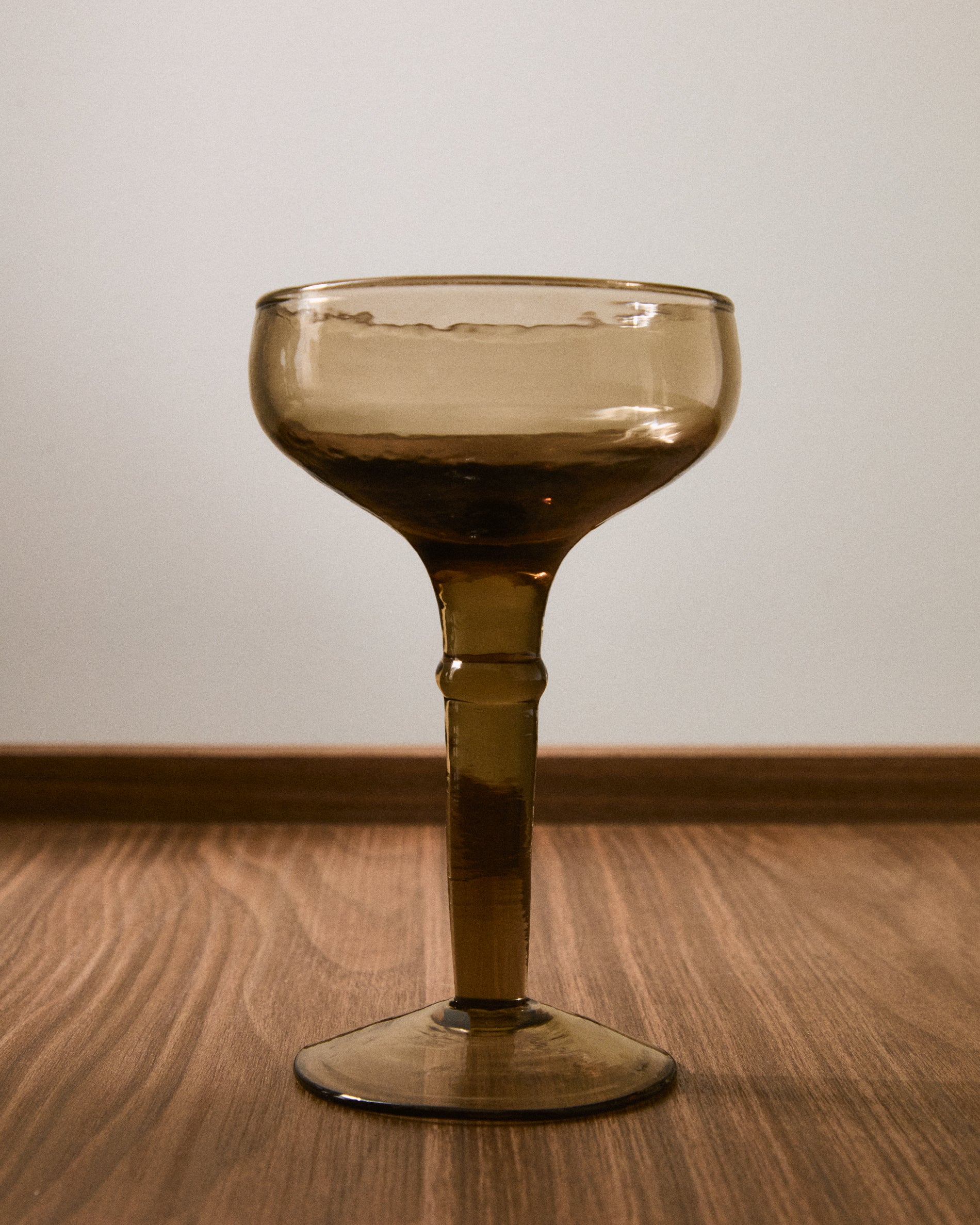 Vinea wine glass made of brown recycled glass - Lifestyle