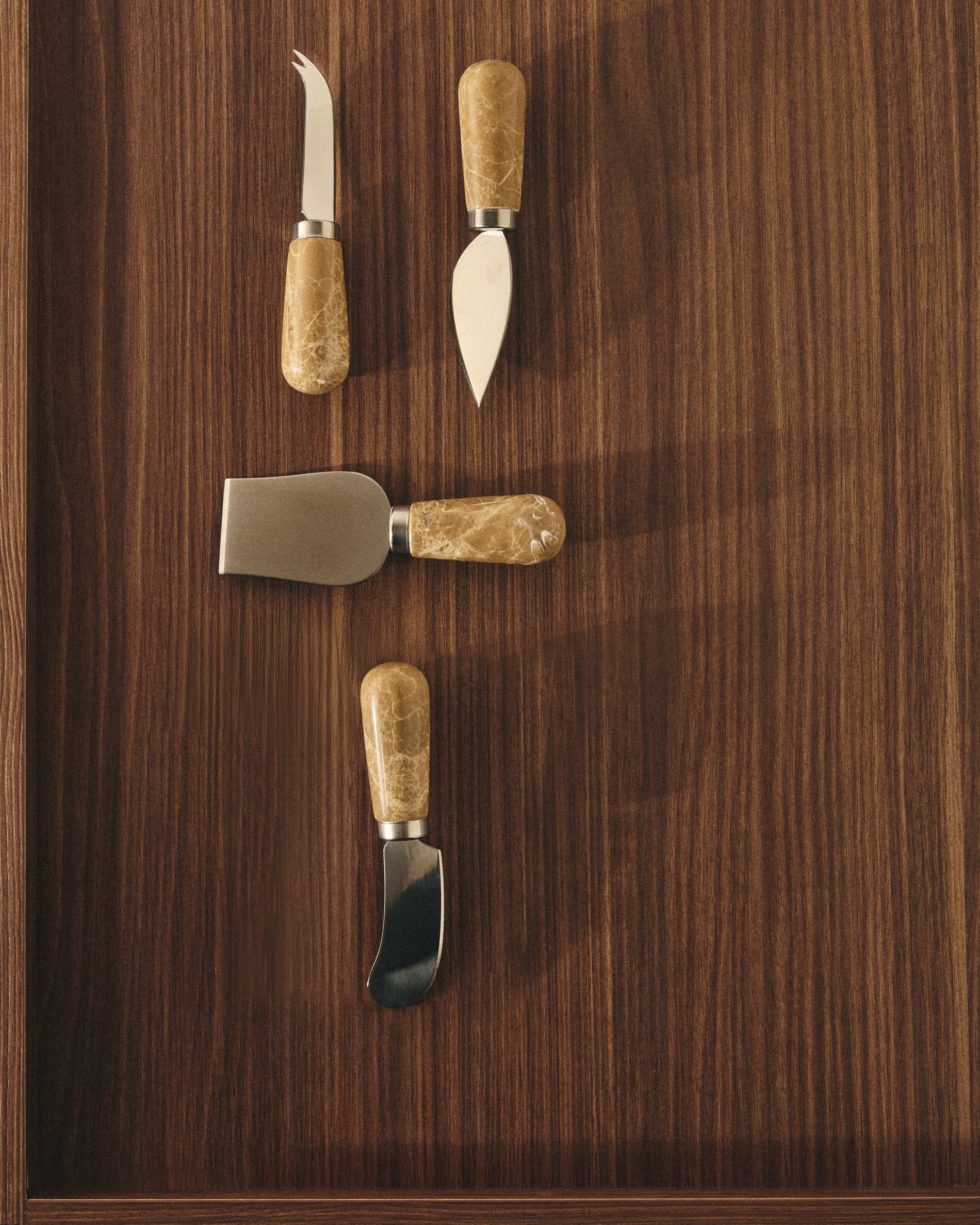 Adoma set of 4 cheese knives in beige marble and stainless steel - Lifestyle