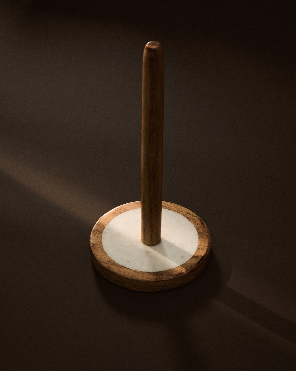 Nuvir kitchen roll holder in white marble and solid acacia wood - Lifestyle
