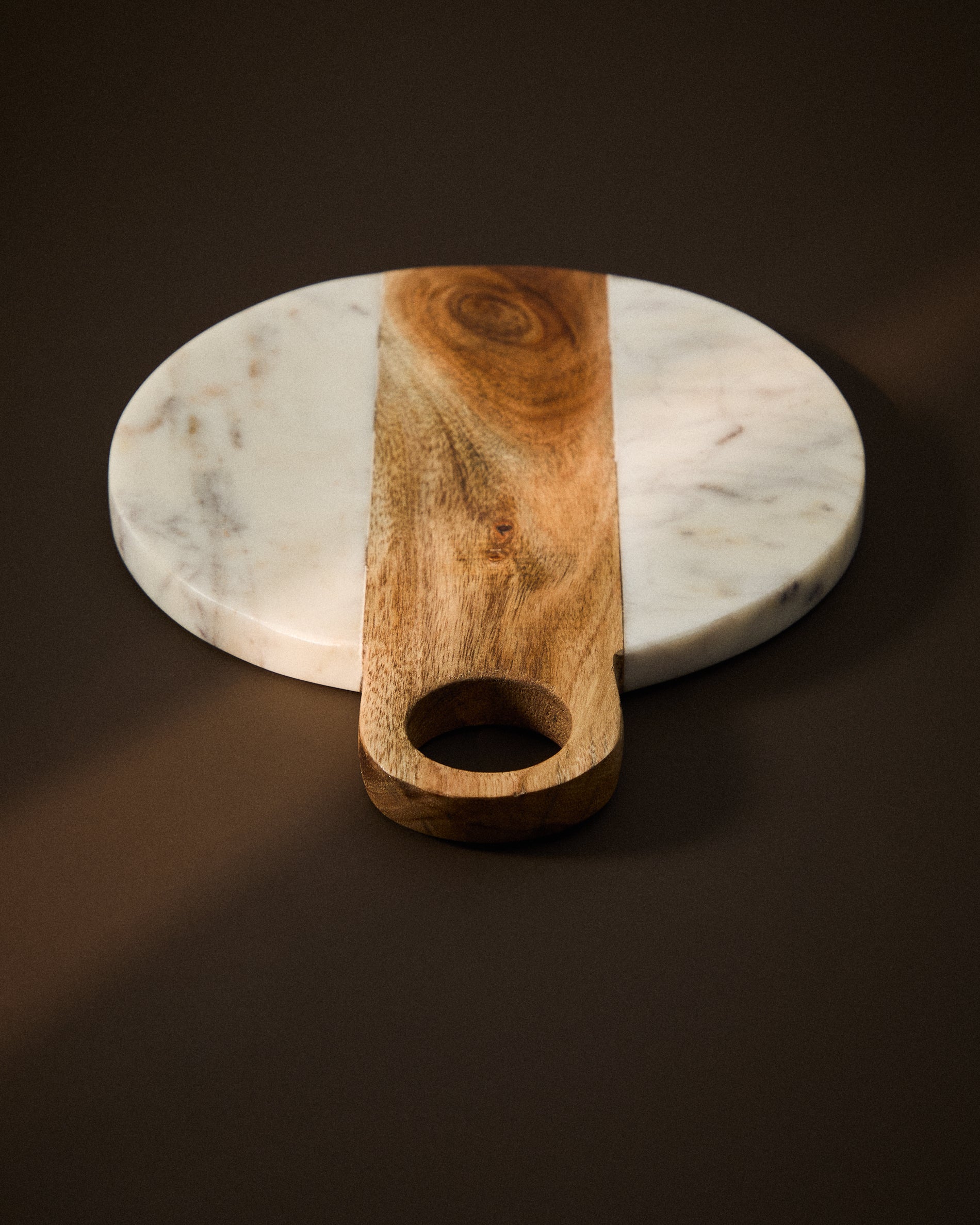 Nuvir serving board in white marble and solid acacia wood - Lifestyle