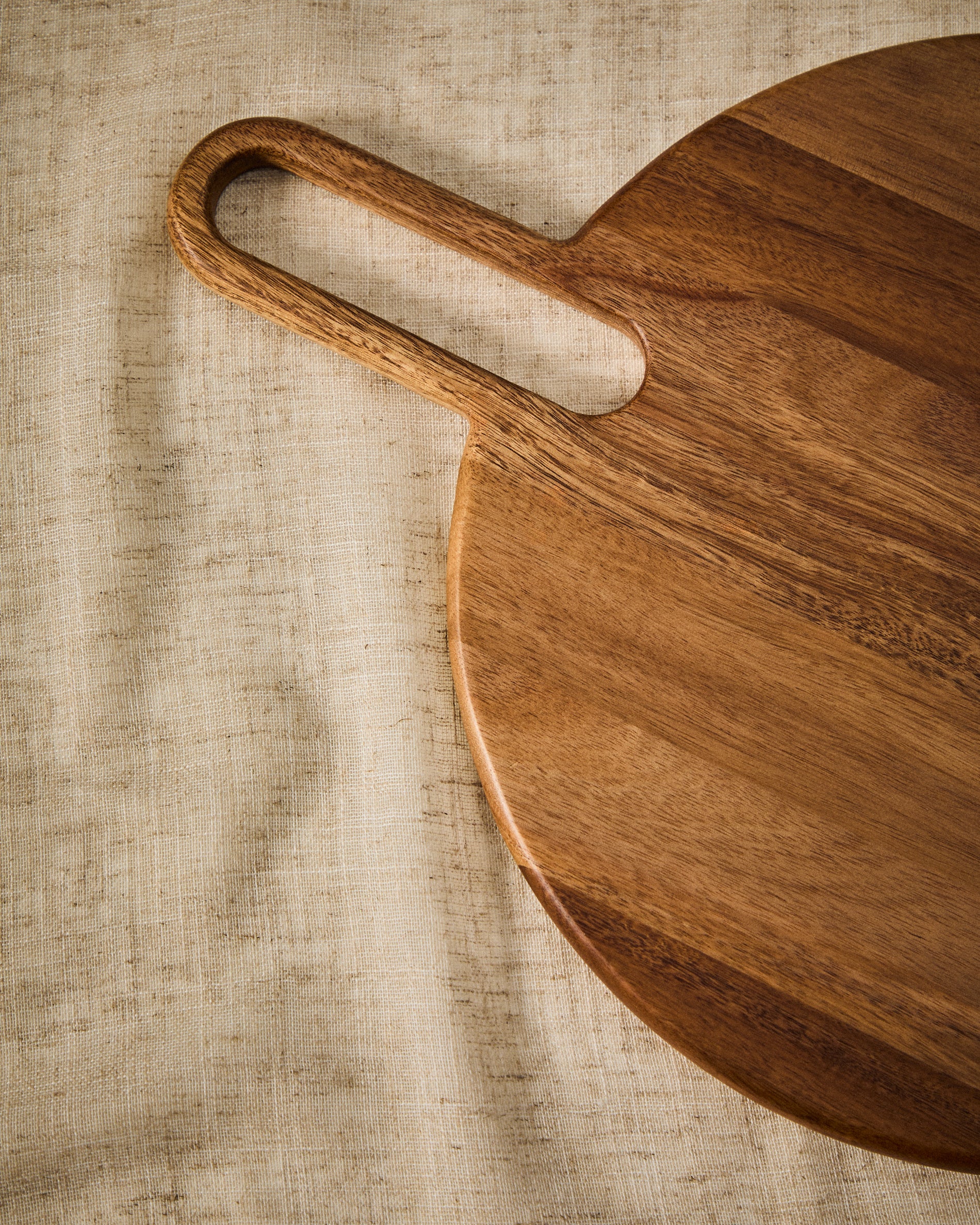 Blera serving board in acacia wood FSC 100% - Lifestyle