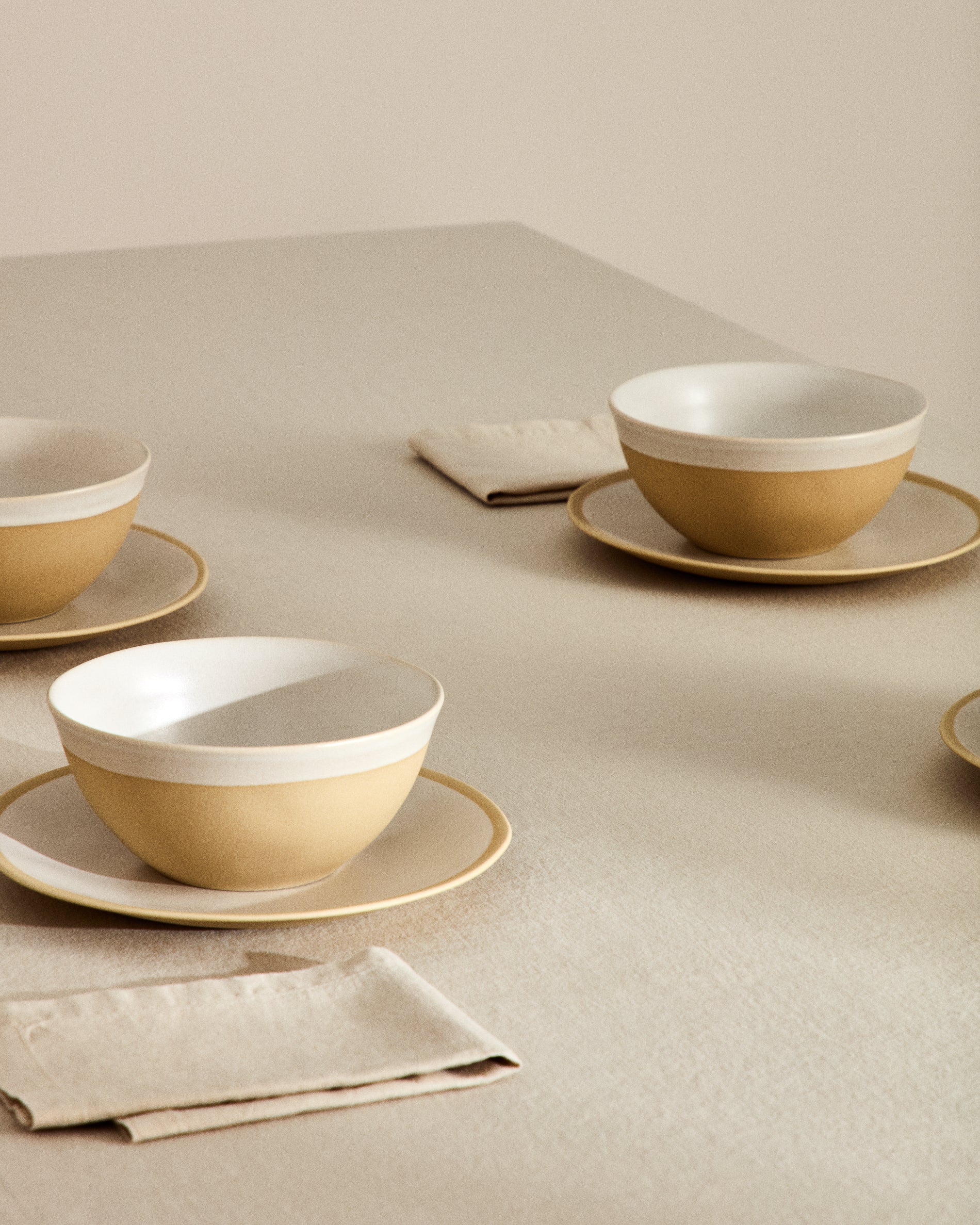 Beige Azir ceramic bowl - Lifestyle