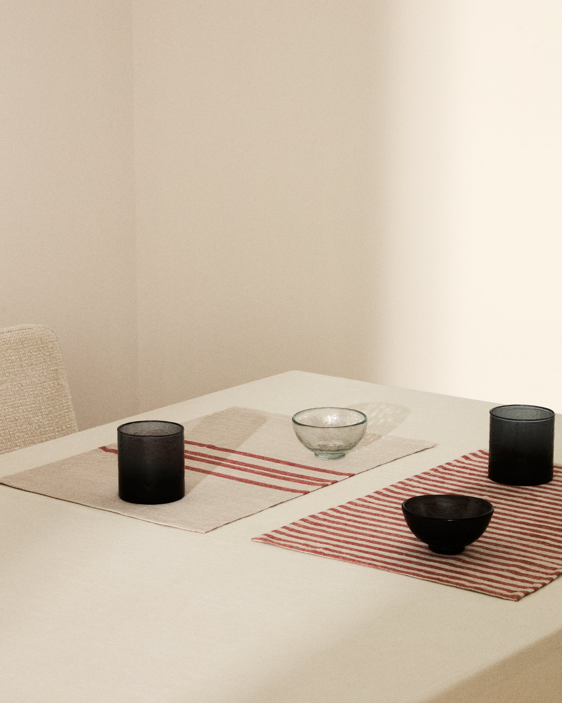 Jarne set of 2 placemats in beige and red linen 35 x 50 cm - Lifestyle