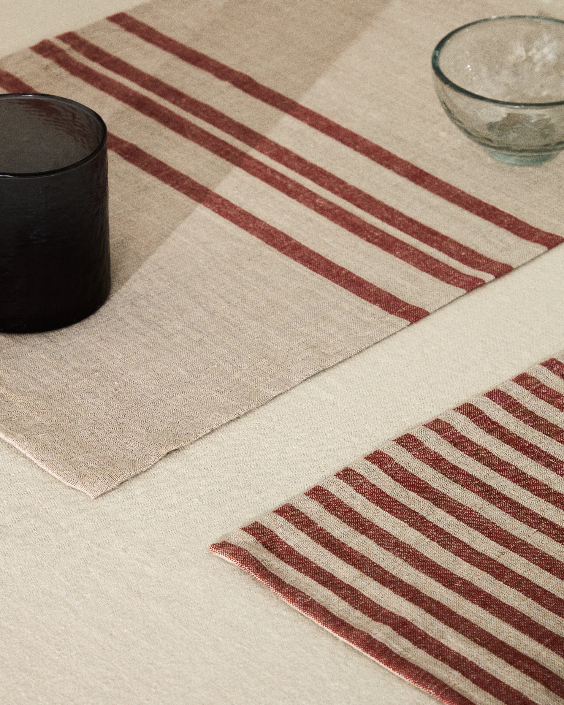 Jarne set of 2 placemats in beige and red linen 35 x 50 cm - Lifestyle