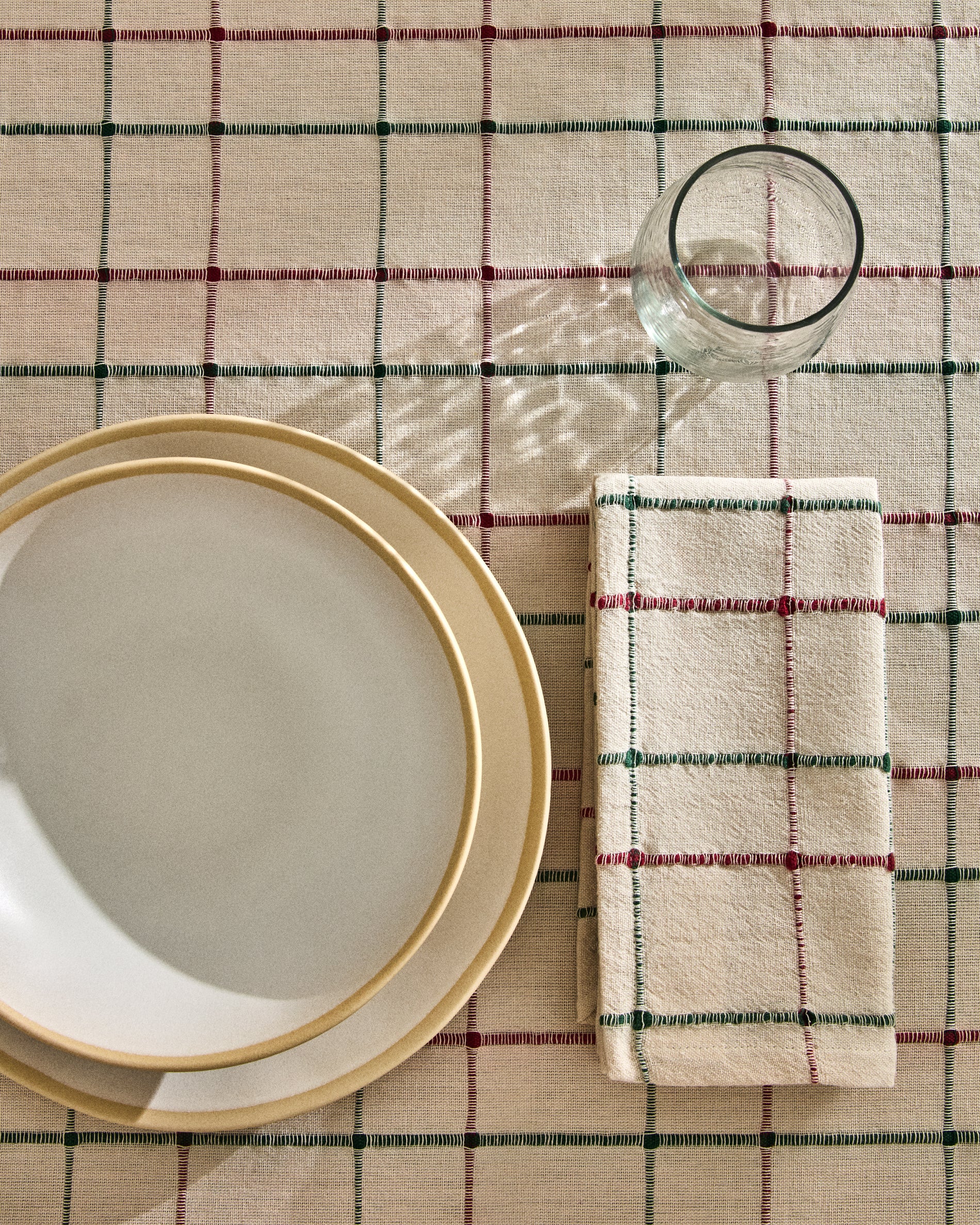Beige Azir ceramic dessert plate - Lifestyle