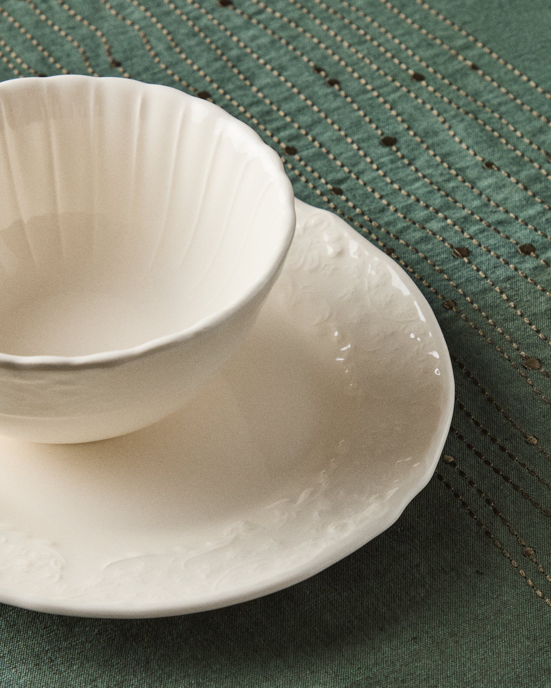 Beige Varla ceramic dessert plate - Lifestyle