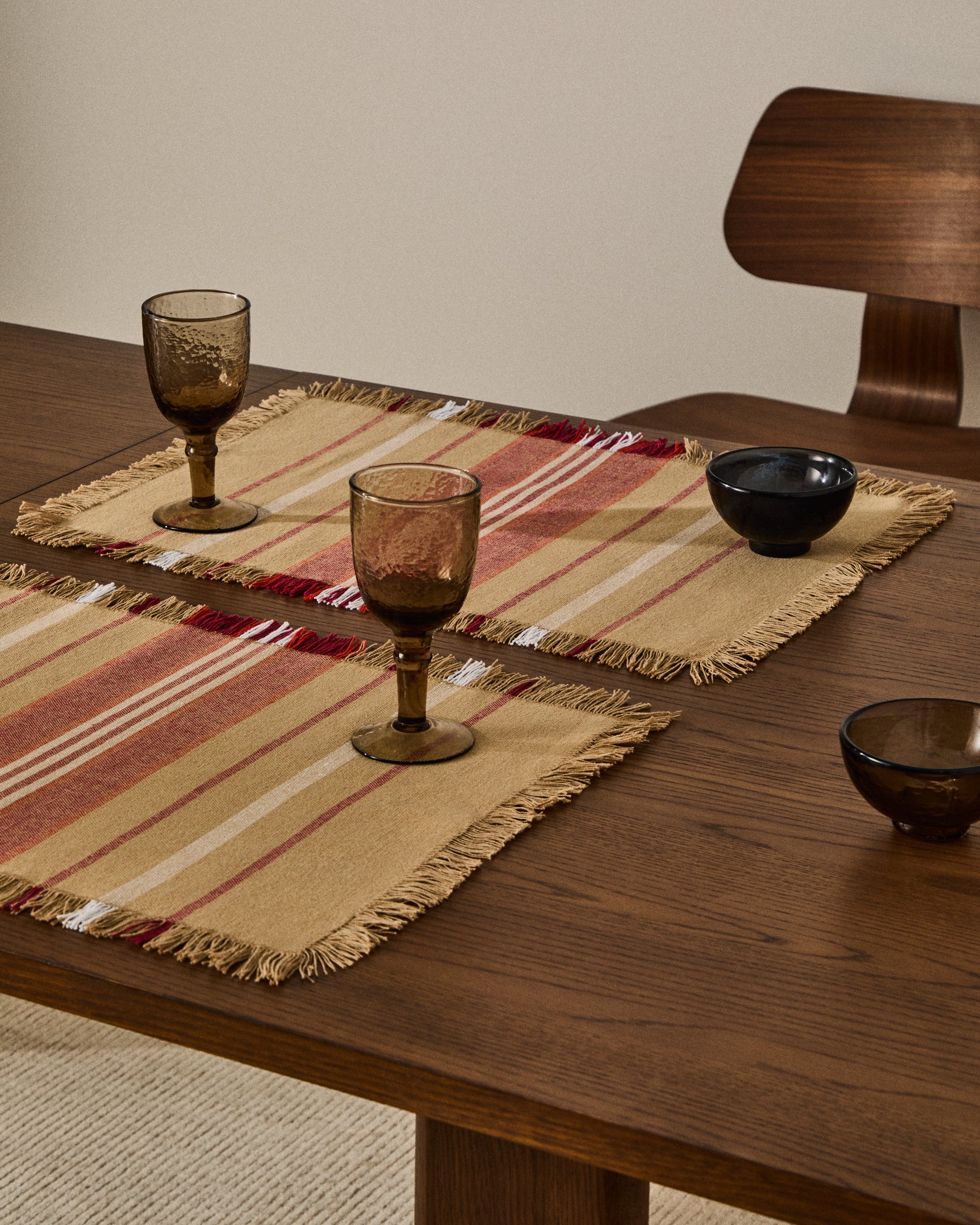 Davia set of 2 placemats in 100% cotton with red stripes and fringed detail 35 x 50cm - Lifestyle