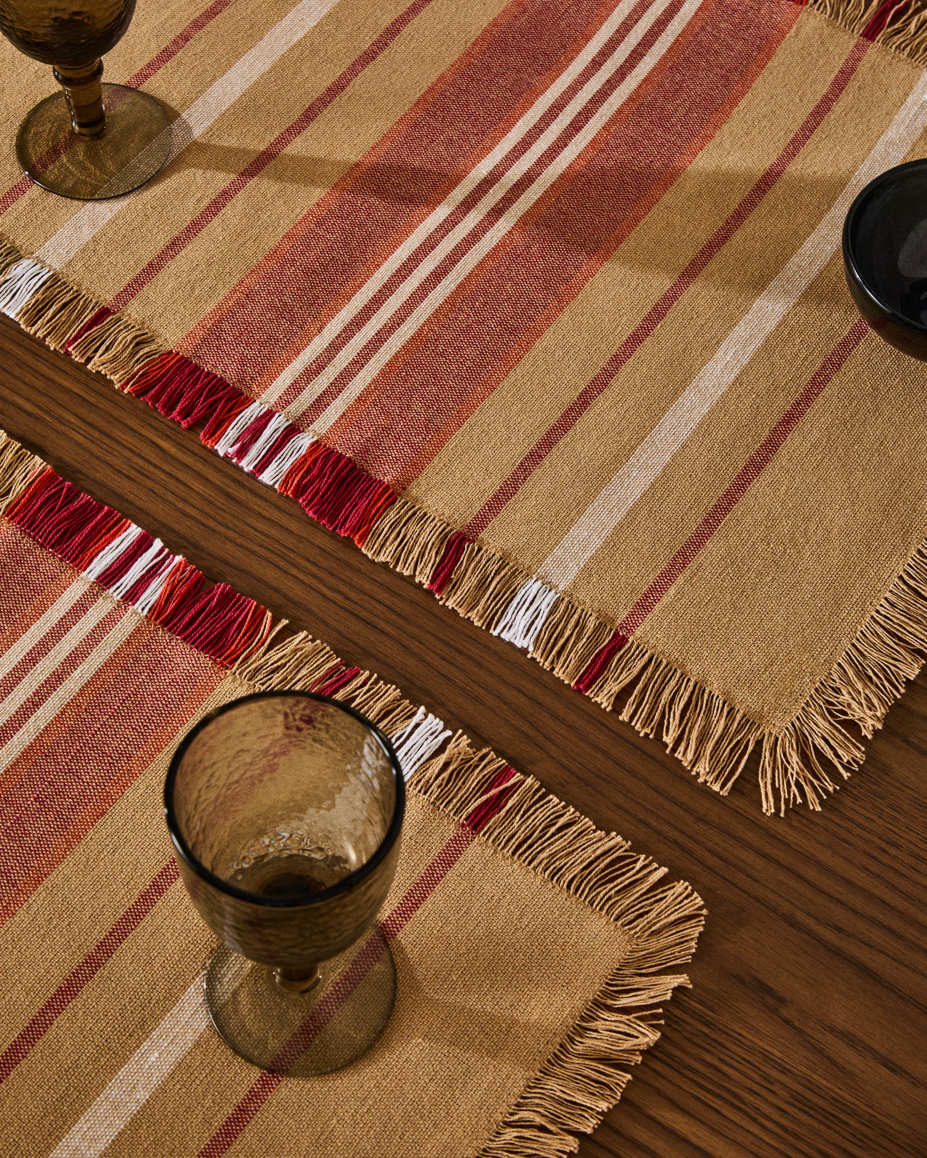 Davia set of 2 placemats in 100% cotton with red stripes and fringed detail 35 x 50cm - Lifestyle