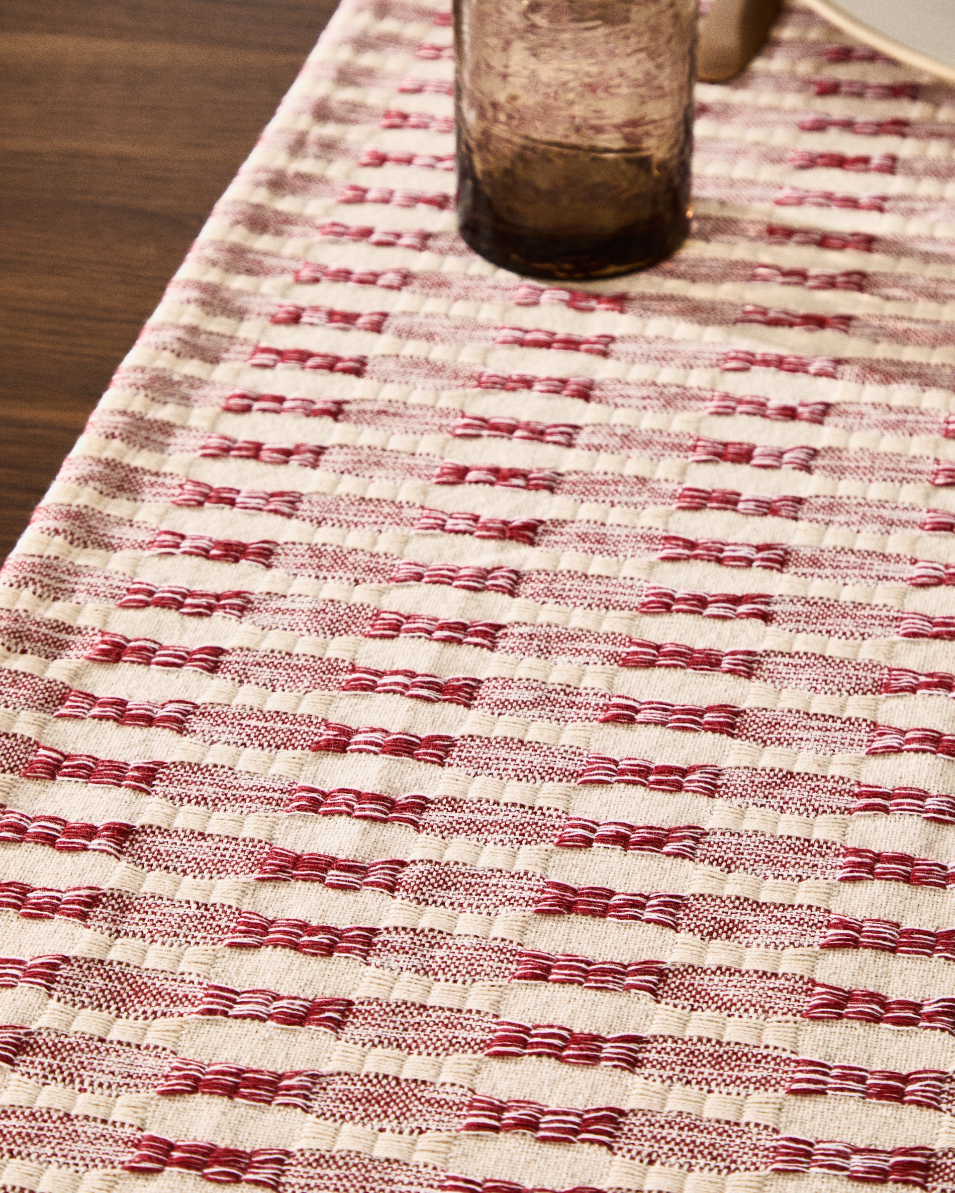 Coren table runner in contrasting red 100% cotton jacquard 50 x 150cm - Lifestyle