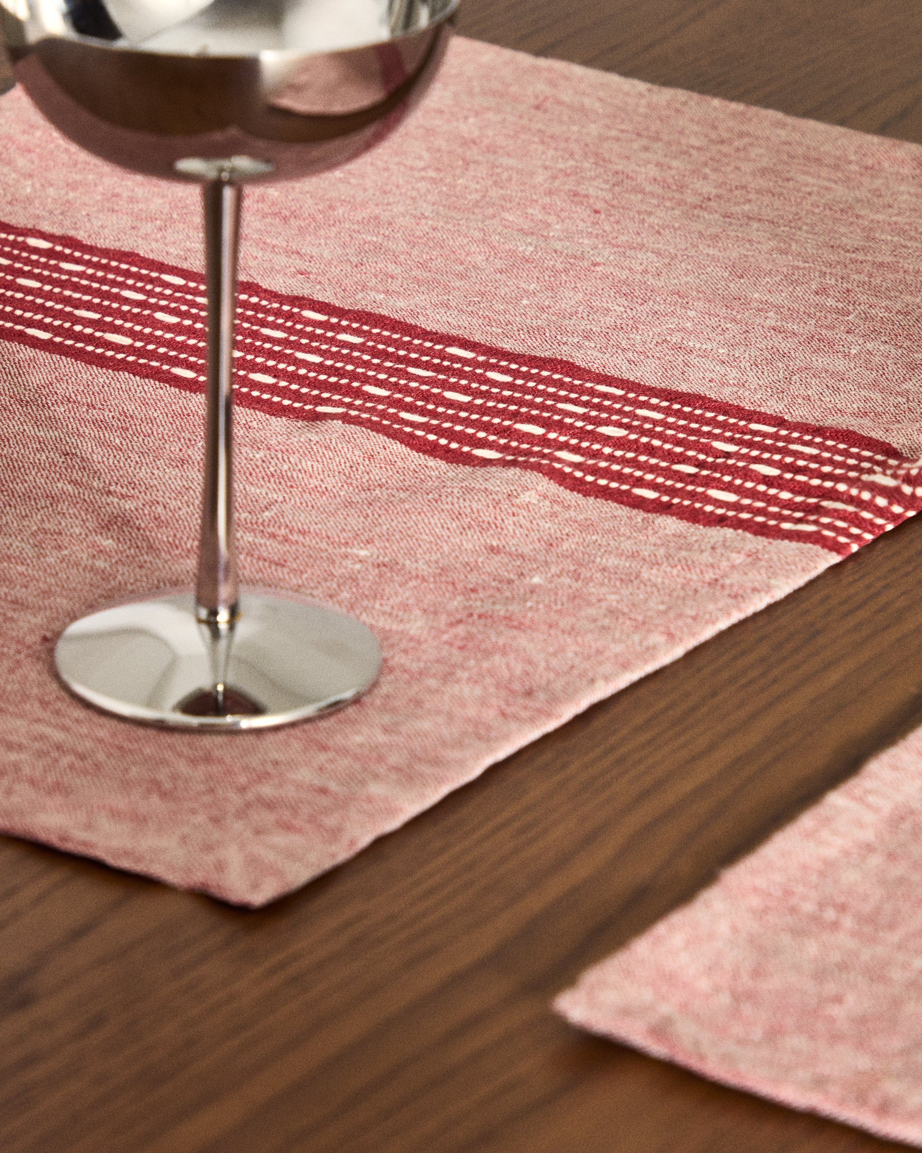 Calena set of 2 placemats linen jacquard with red central stripe 35 x 50 cm - Lifestyle