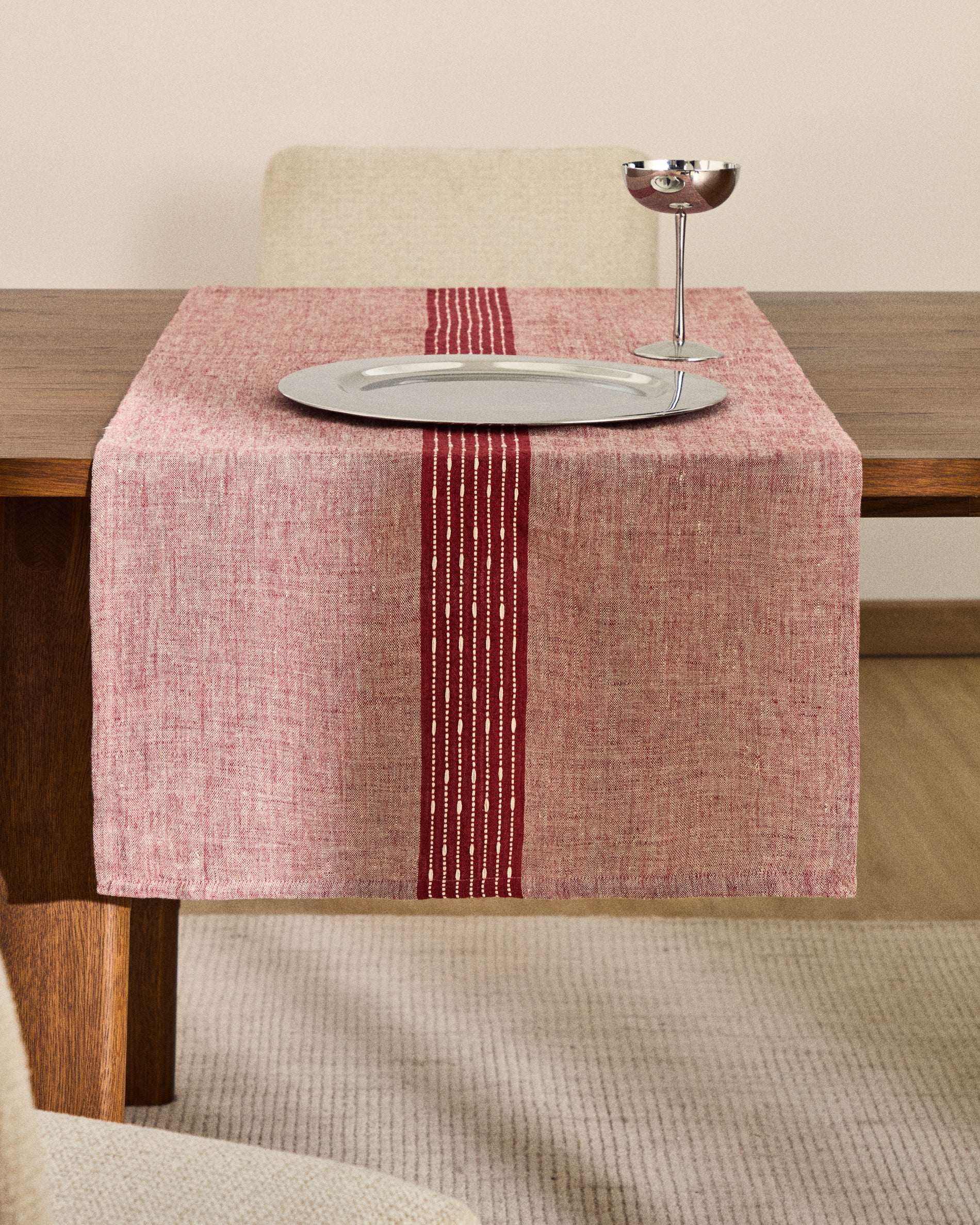 Calena linen jacquard table runner with red central stripe 50 x 150 cm - Lifestyle