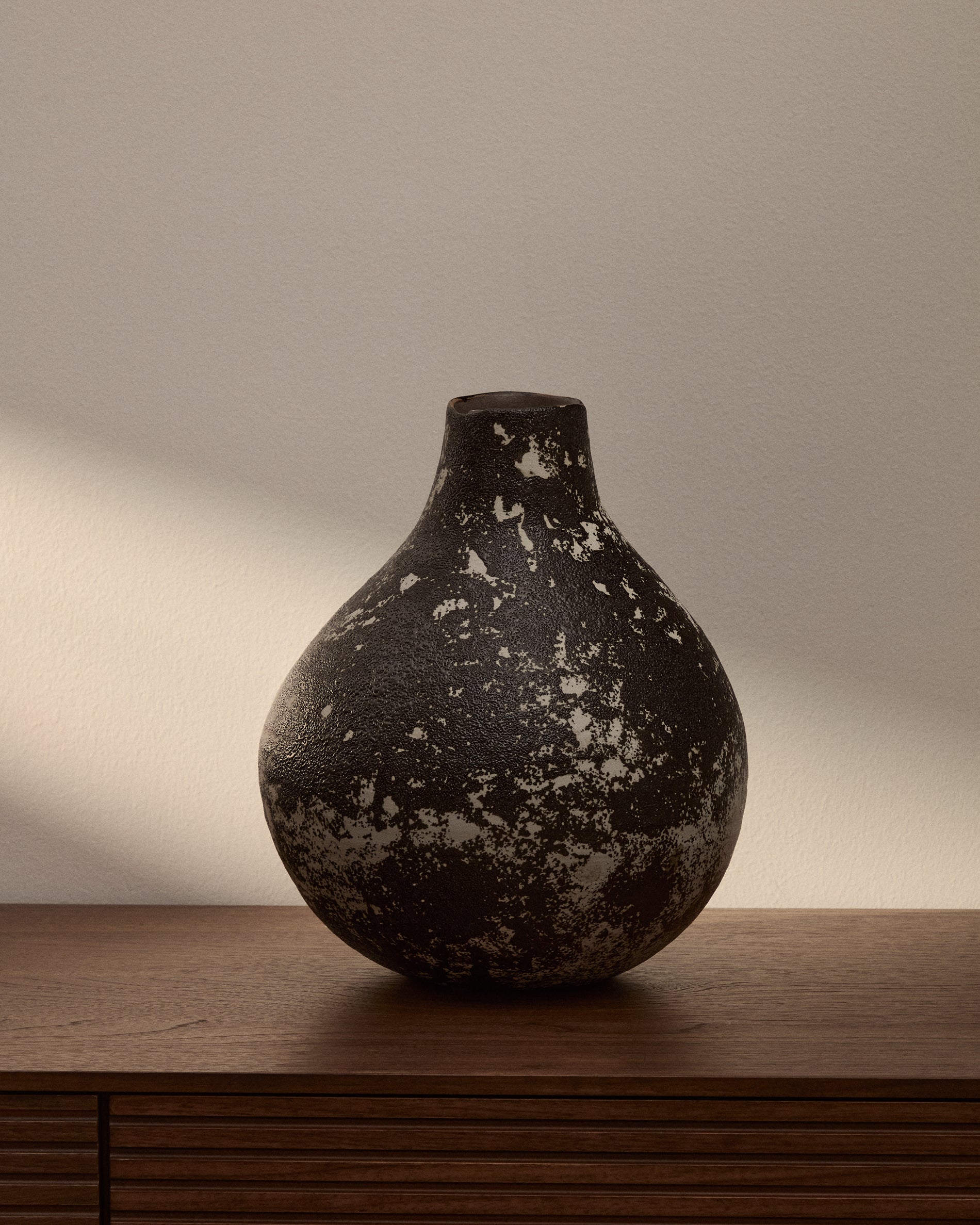 Orelin ceramic vase in black and white 30 cm - Lifestyle