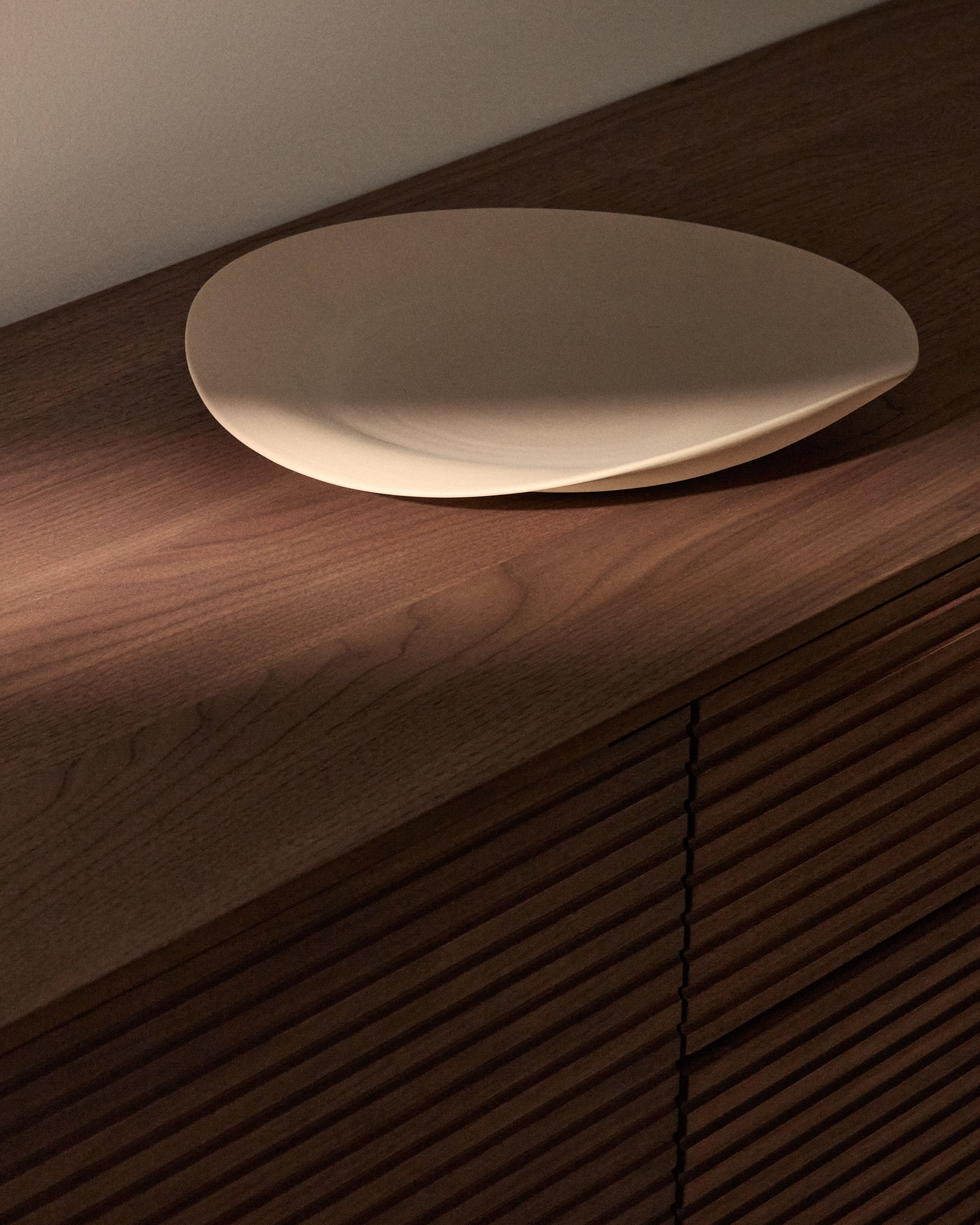 Ebenor beige ceramic table centerpiece Ø 30 cm - Lifestyle