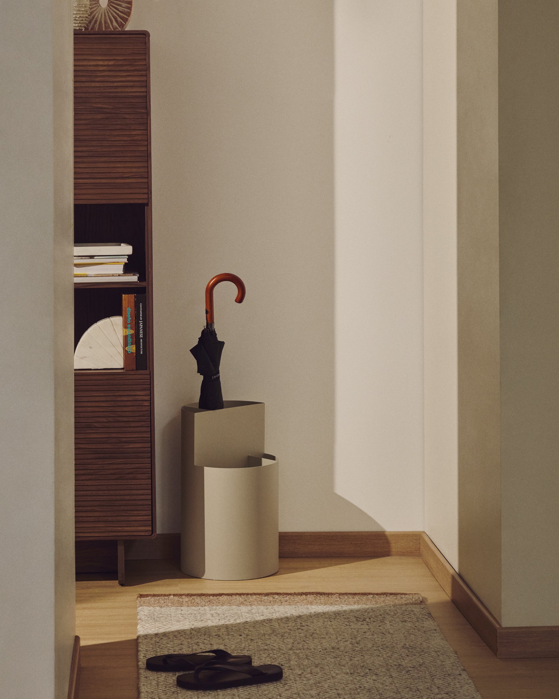 Atin beige metal large umbrella stand - Lifestyle