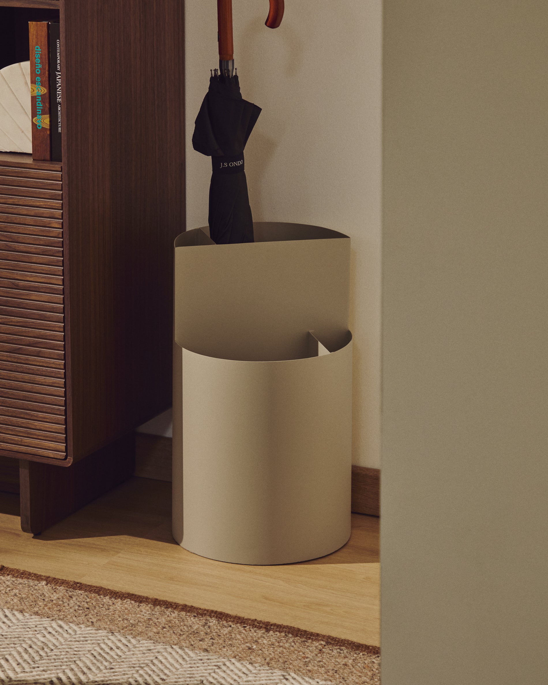 Atin beige metal large umbrella stand - Lifestyle