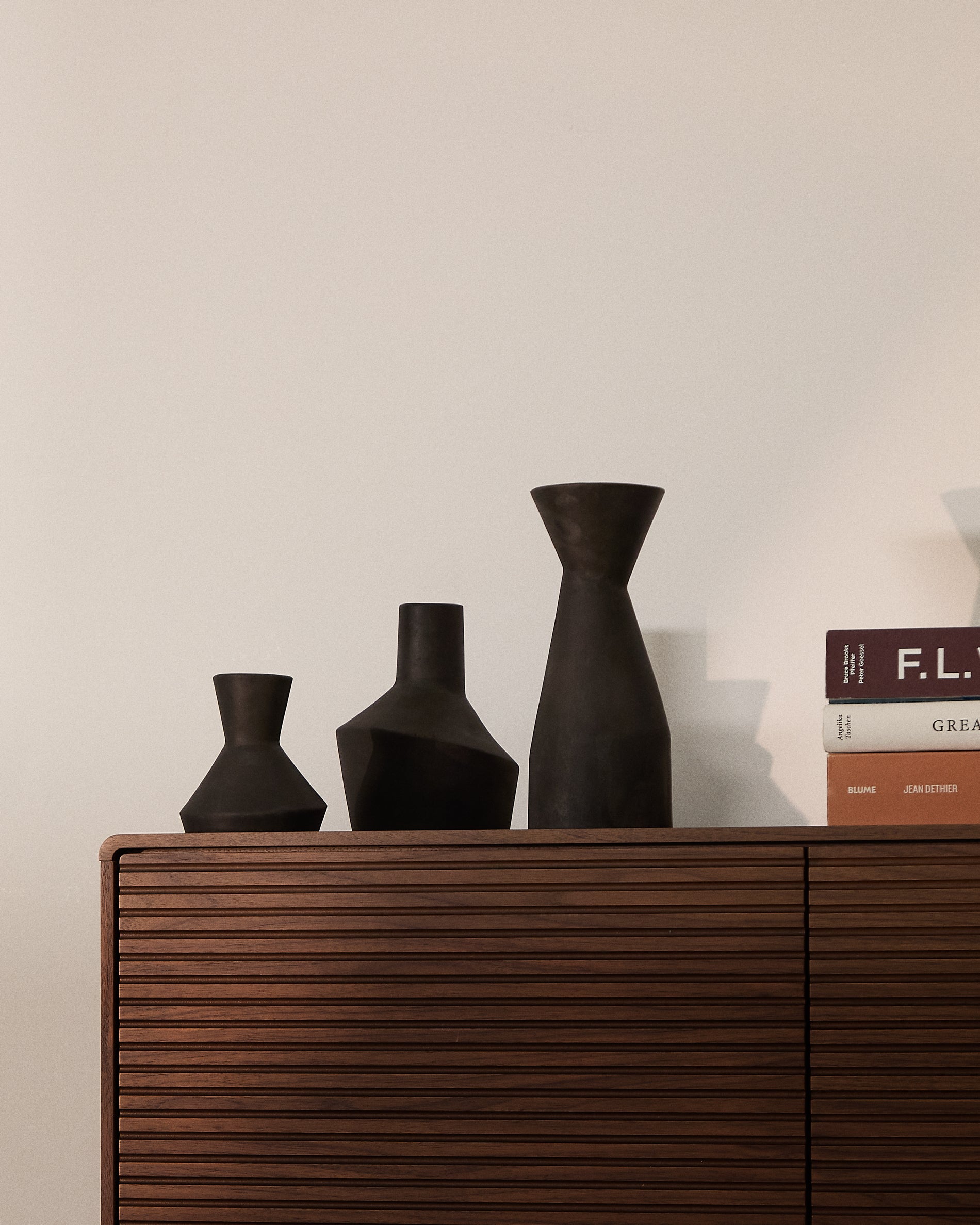 Dunari set of 3 black terracotta vases Ø 10.2 cm / Ø 14 cm / Ø 10 cm - Lifestyle