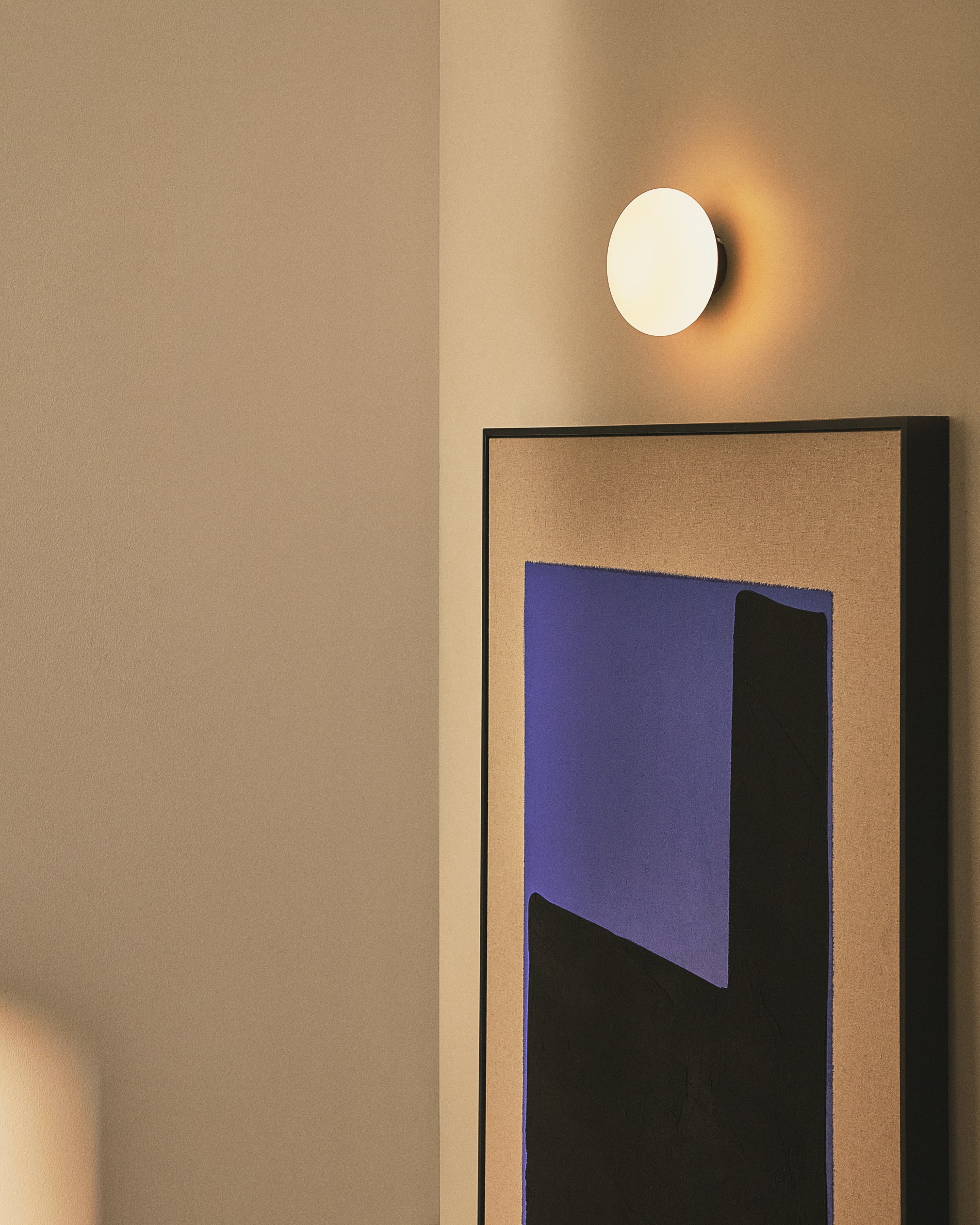 Bamila wall lamp in smoked glass and black metal Ø15cm - Lifestyle