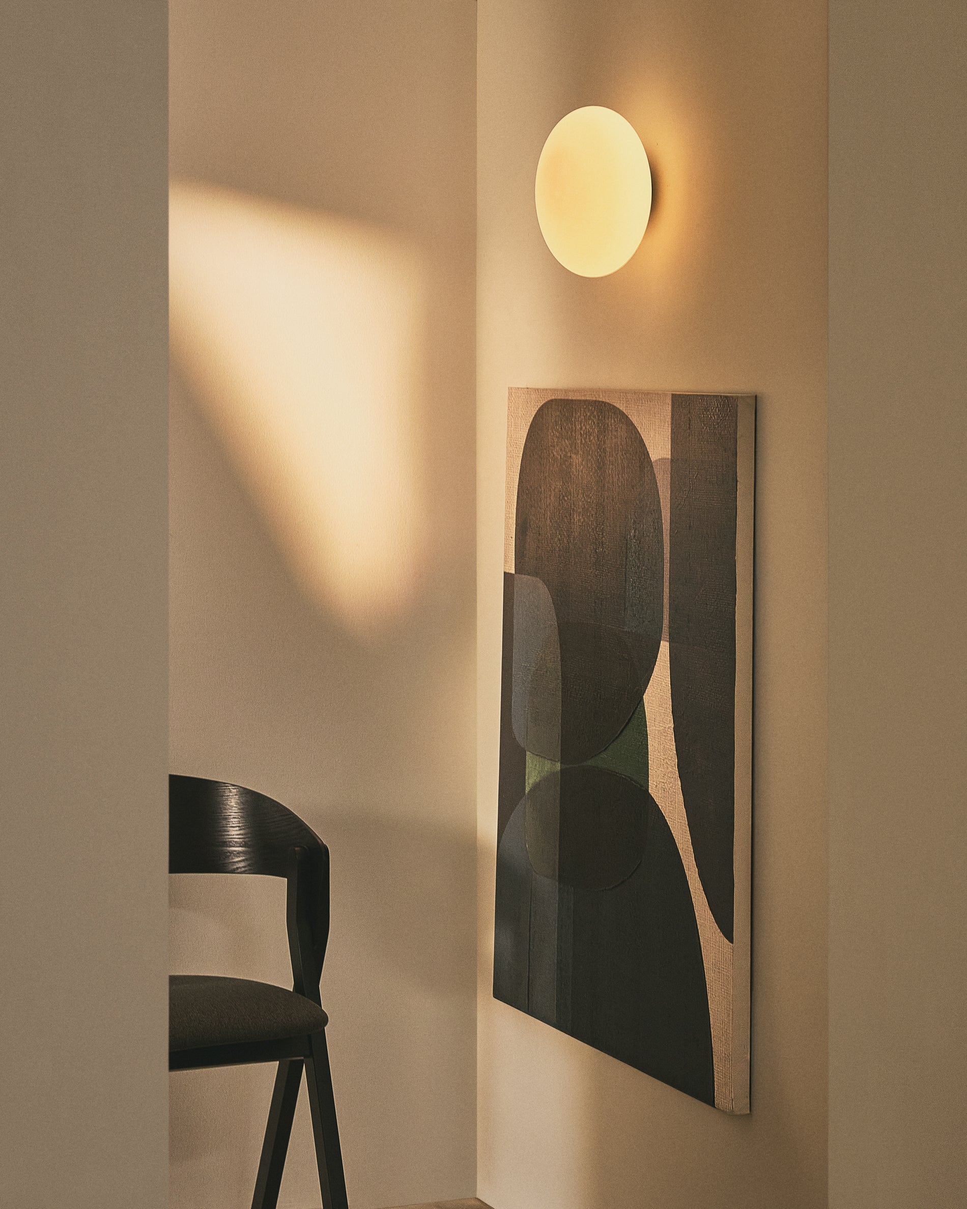Bamila wall lamp in smoked glass and black metal Ø25cm - Lifestyle