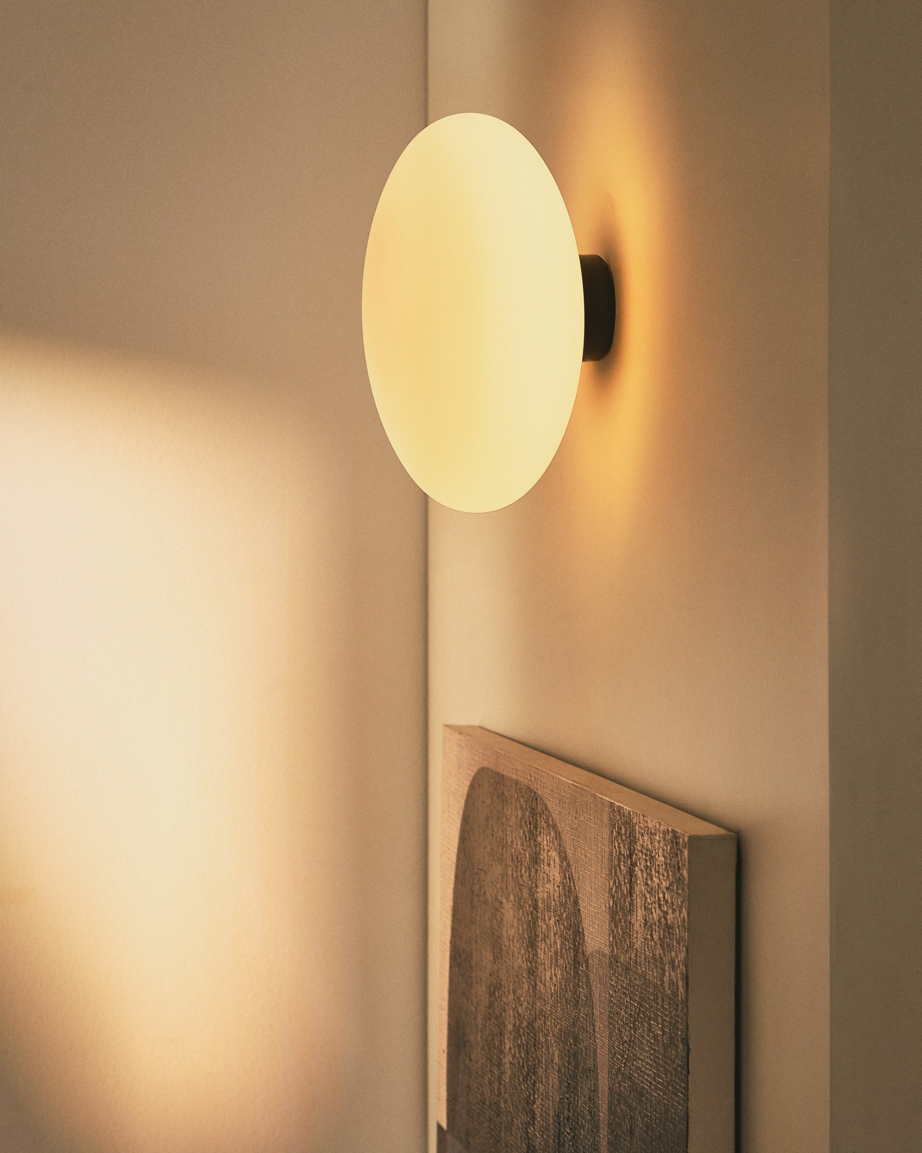 Bamila wall lamp in smoked glass and black metal Ø25cm - Lifestyle