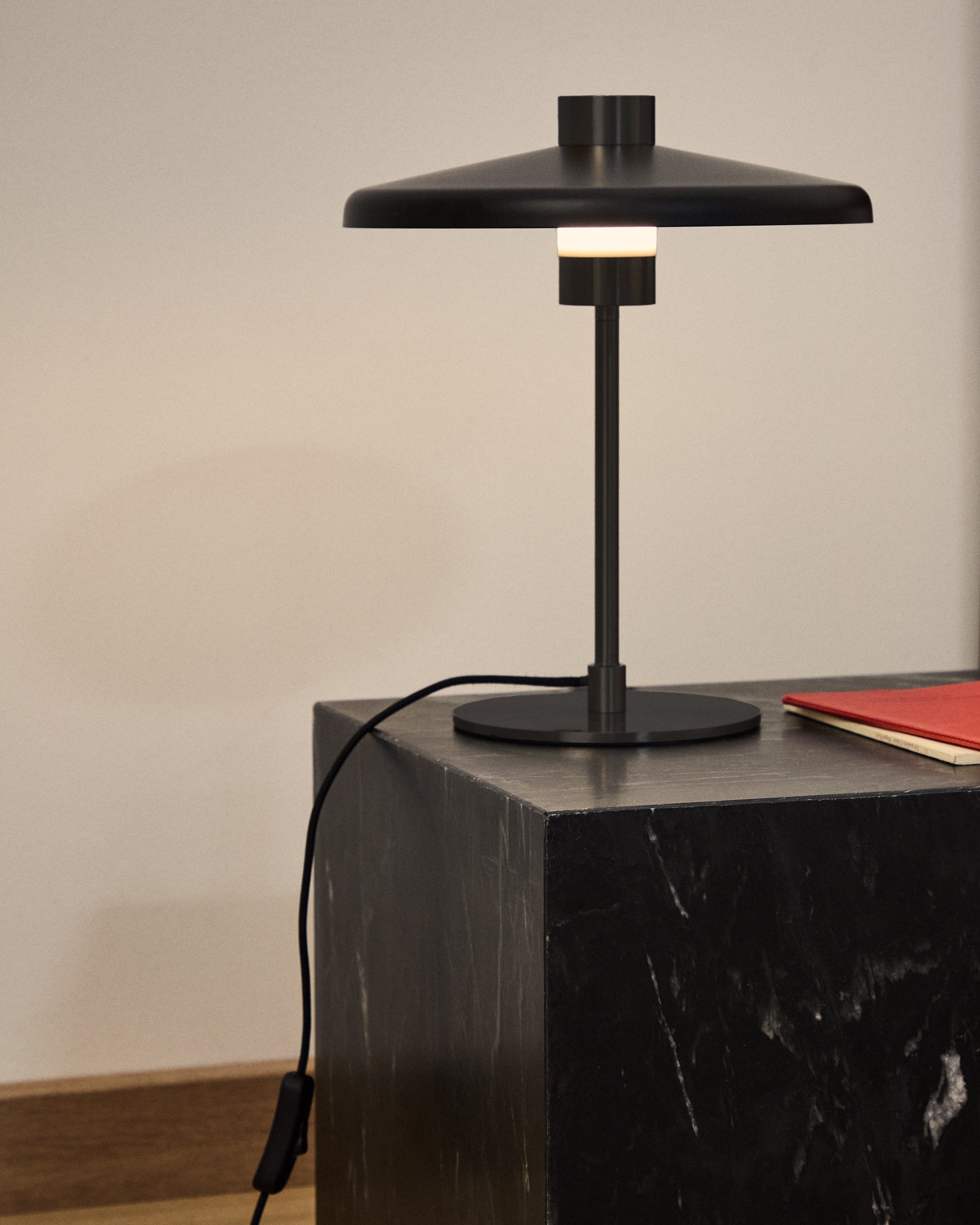 Nuvira table lamp in black satin metal - Lifestyle