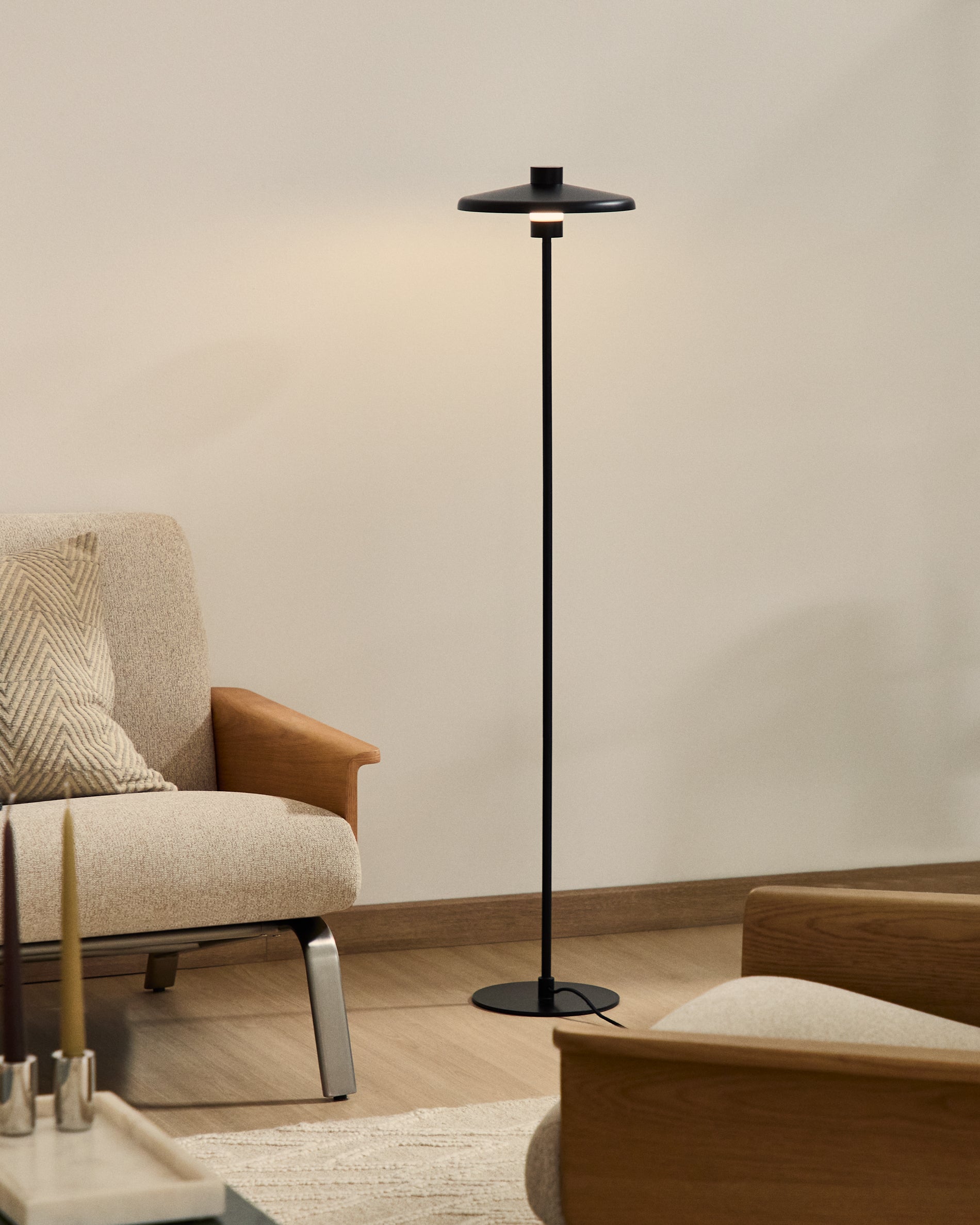 Nuvira floor lamp in black satin metal - Lifestyle