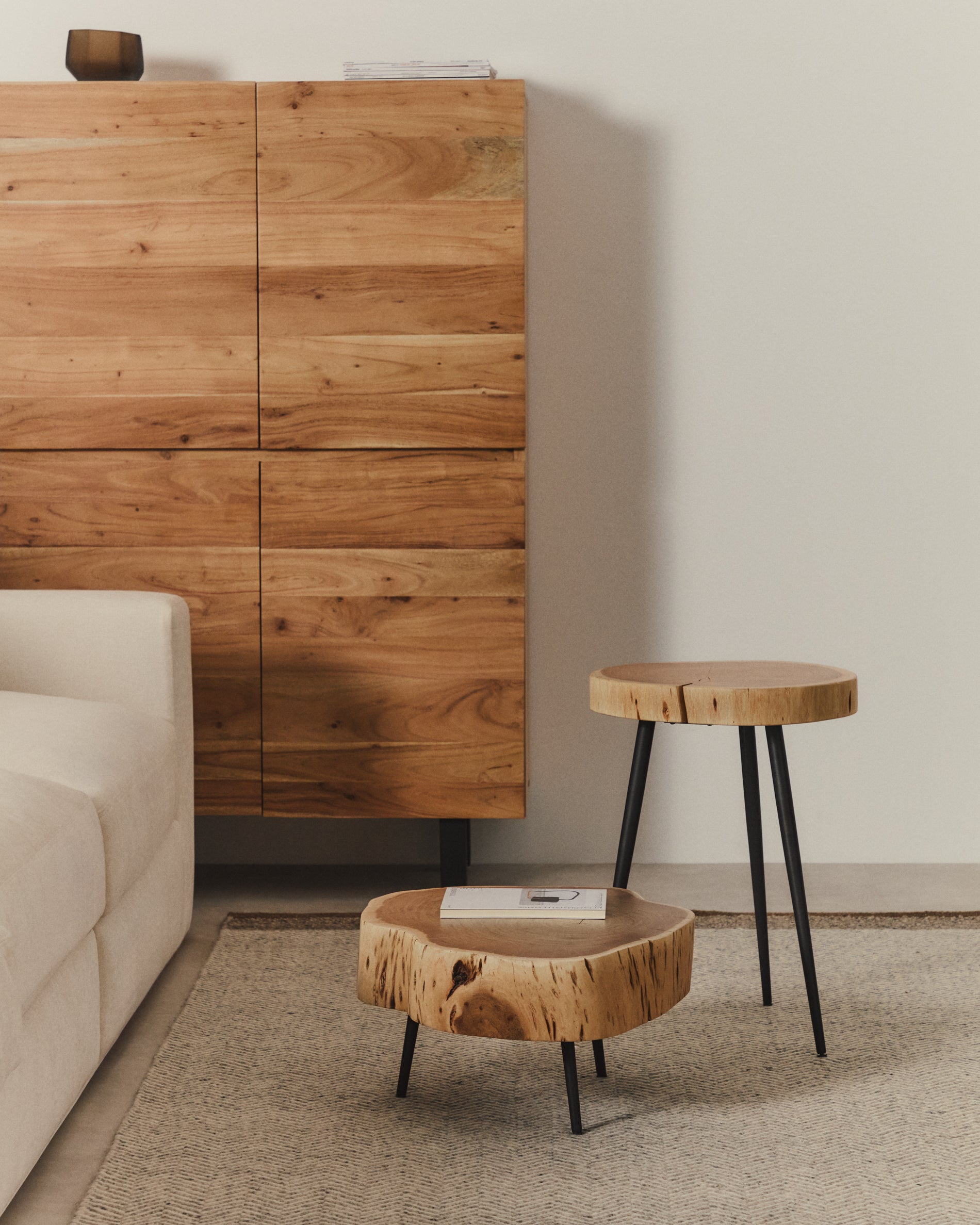 Tanive side table in solid acacia wood with bleached finish and black steel legs Ø35cm - Lifestyle