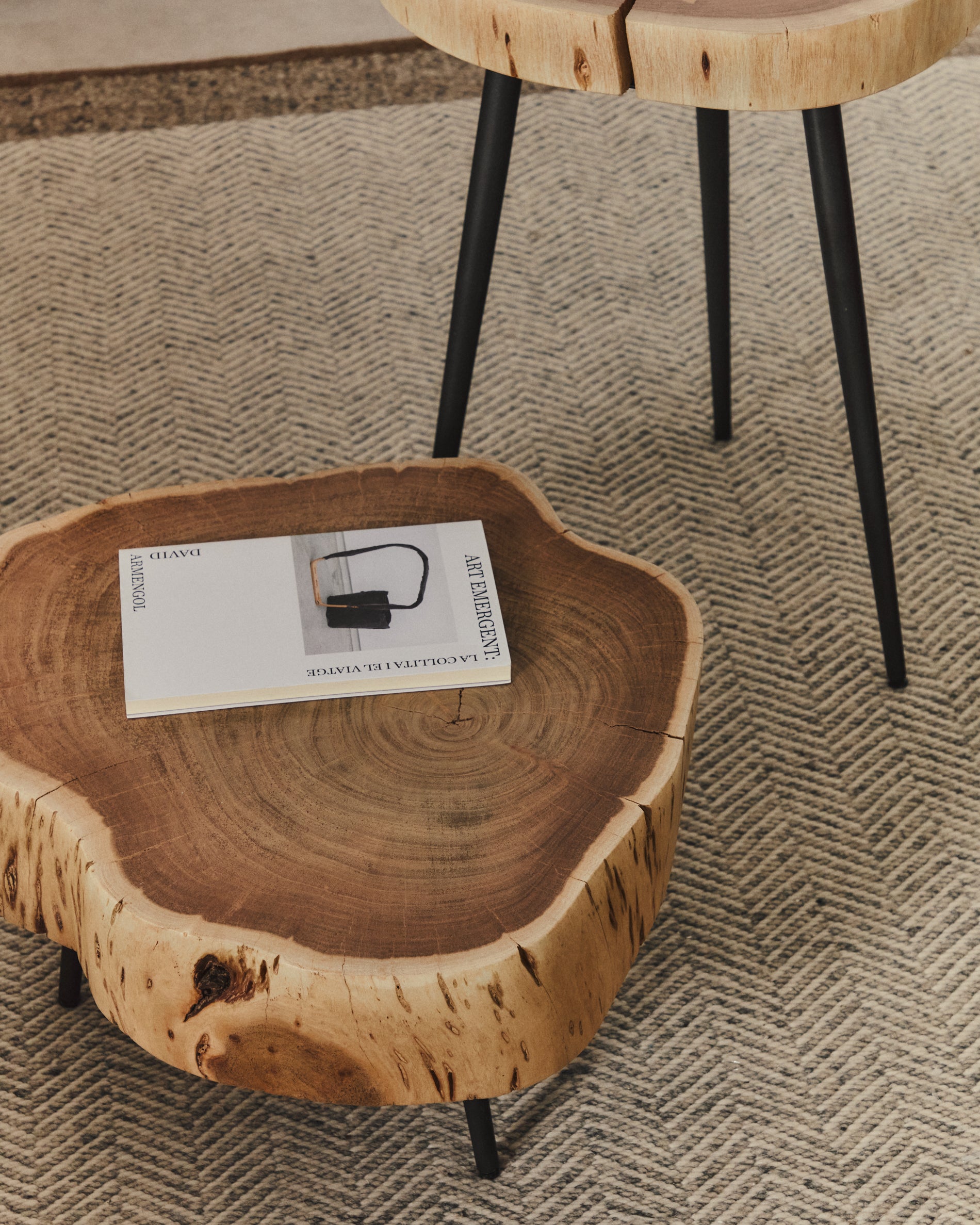 Tavine coffee table in solid acacia wood with bleached finish and black steel legs Ø49cm - Lifestyle