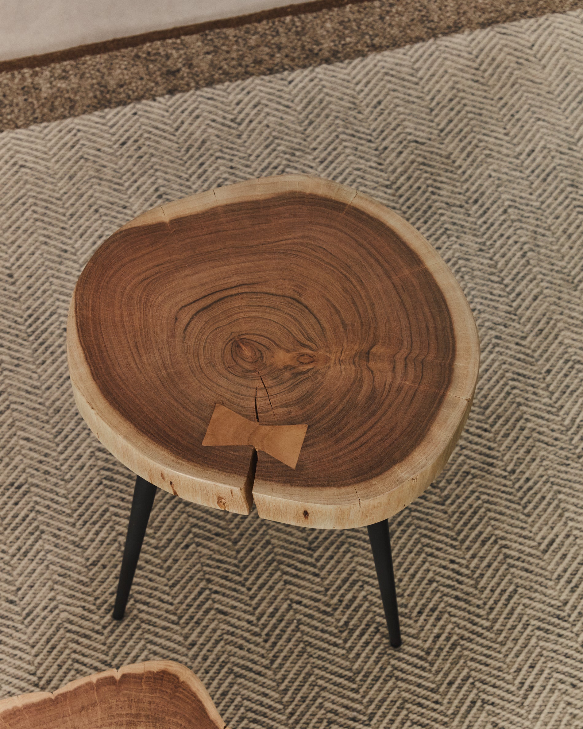 Tanive side table in solid acacia wood with bleached finish and black steel legs Ø35cm - Lifestyle