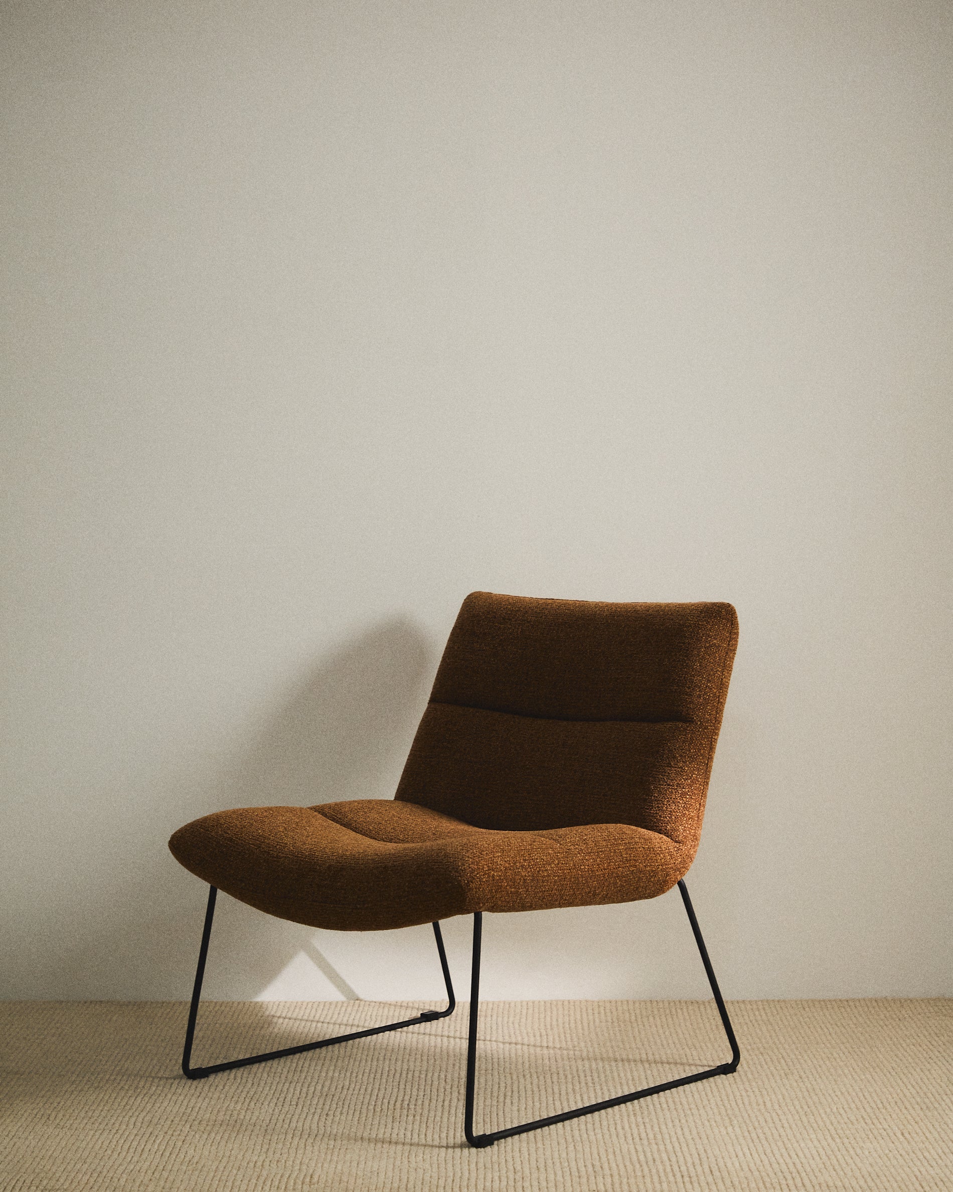 Asen terracotta chenille armchair with black steel legs FSC 100% - Lifestyle