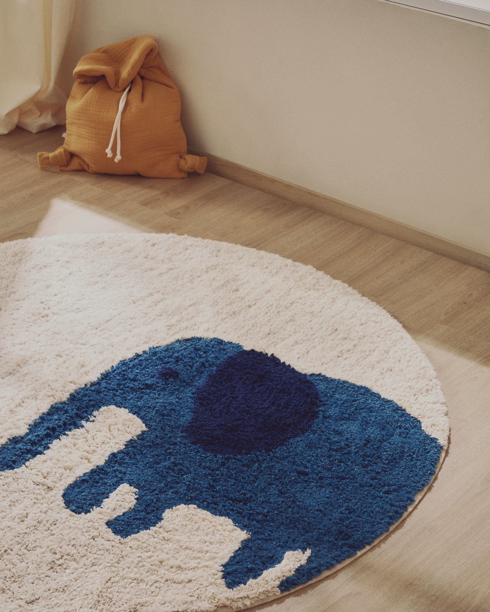 Tandani beige cotton round rug with blue elephant Ø 100cm - Lifestyle