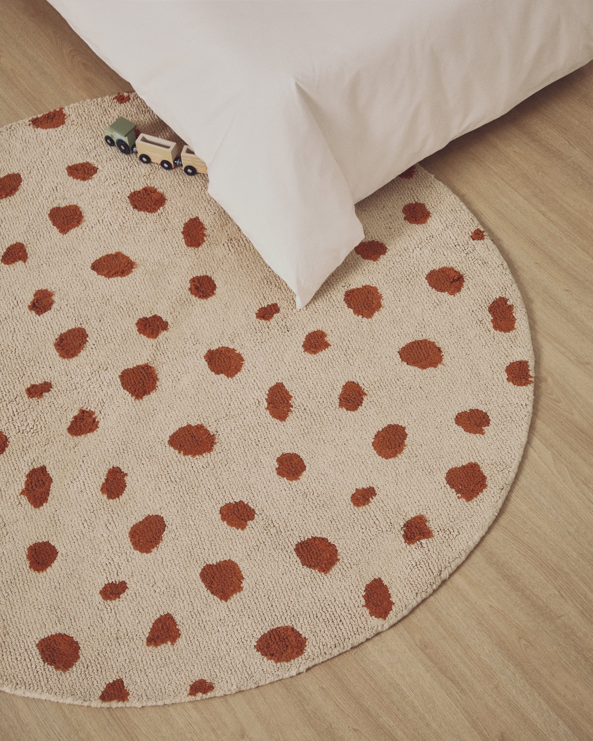 Tandani beige cotton round rug with orange cheetah design Ø 100cm - Lifestyle