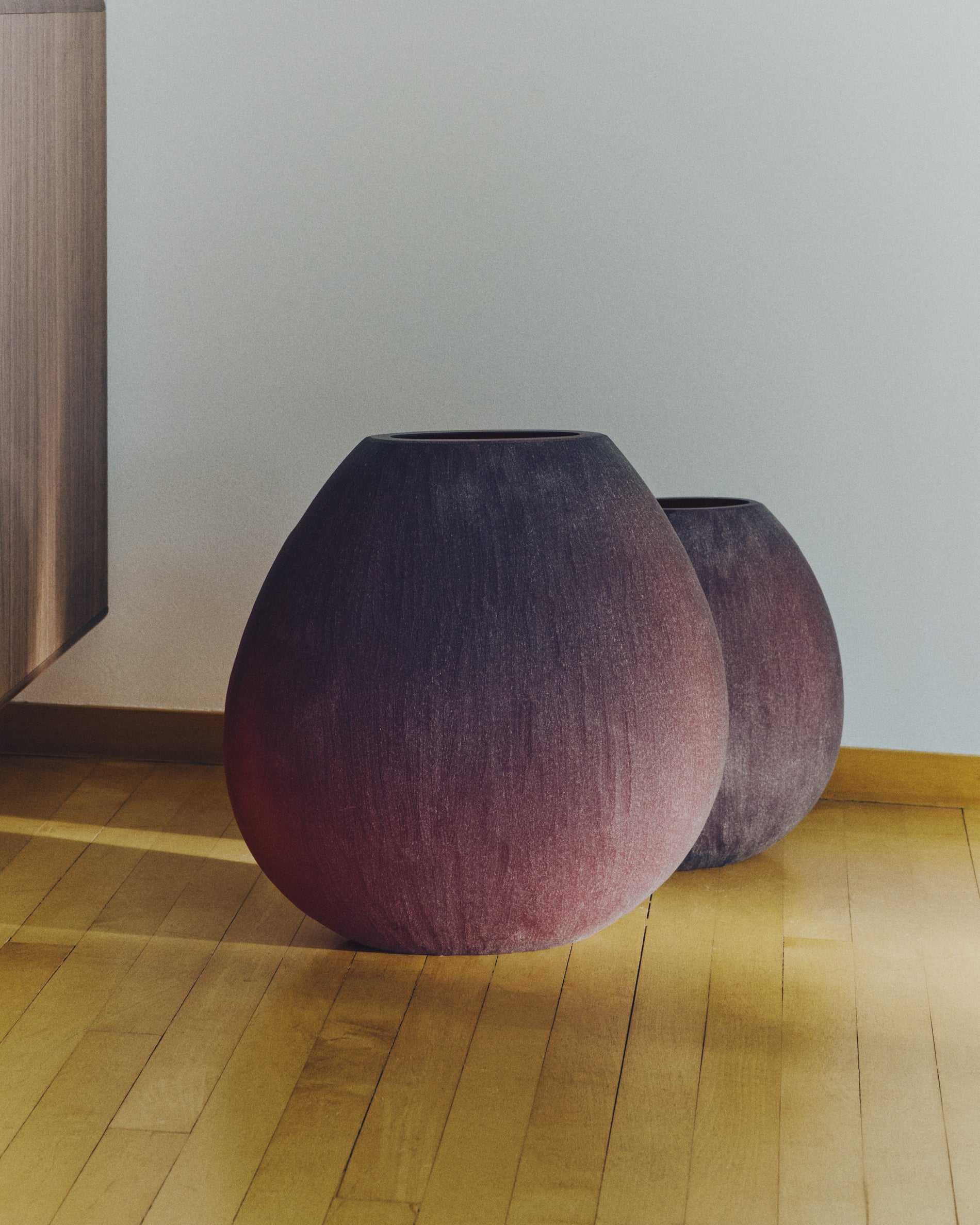 Rovena burgundy glass vase 43.5 cm - Lifestyle