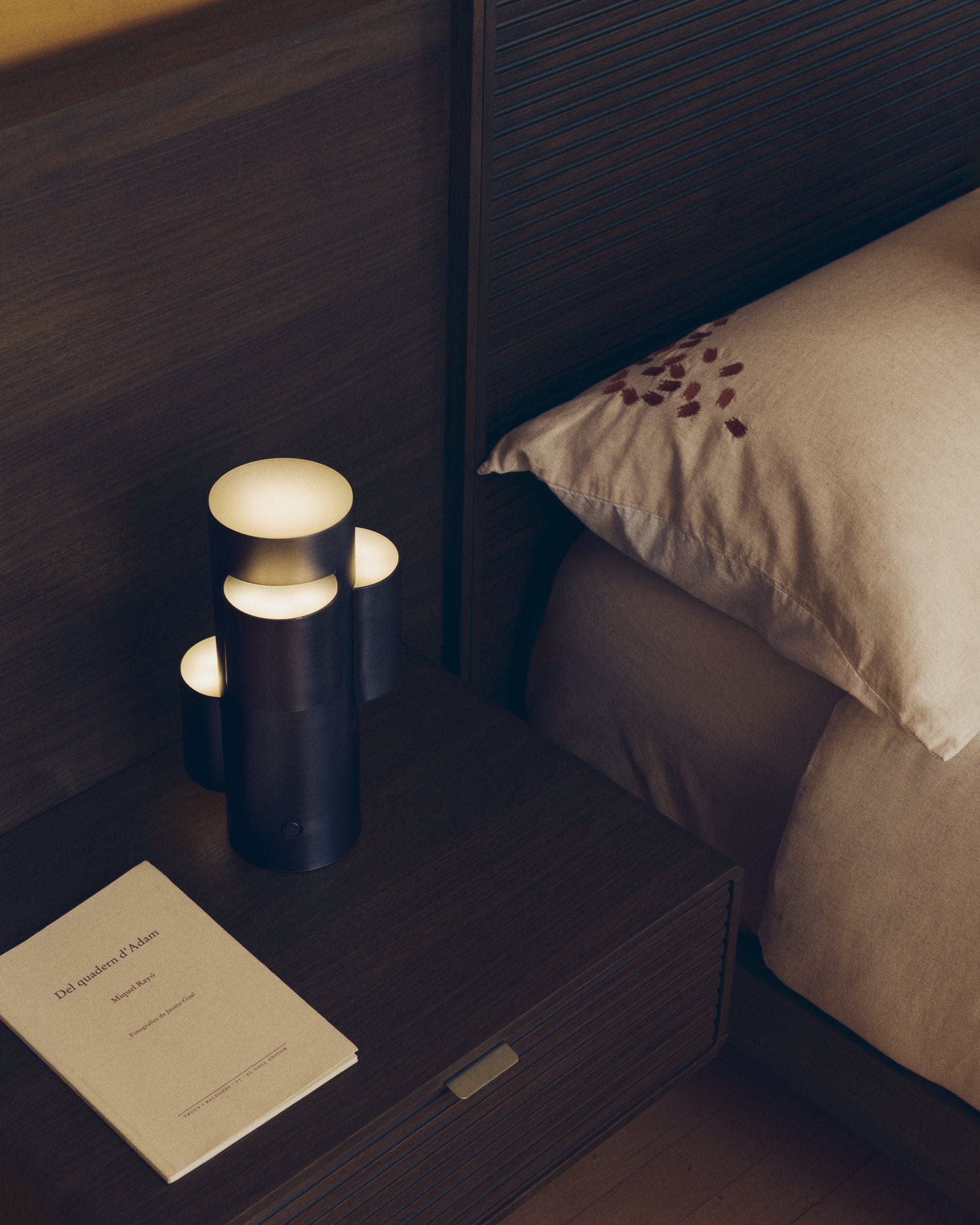 Virelda duvet cover and pillowcase set in beige cotton and linen with embroidered detail for 150cm bed - Lifestyle