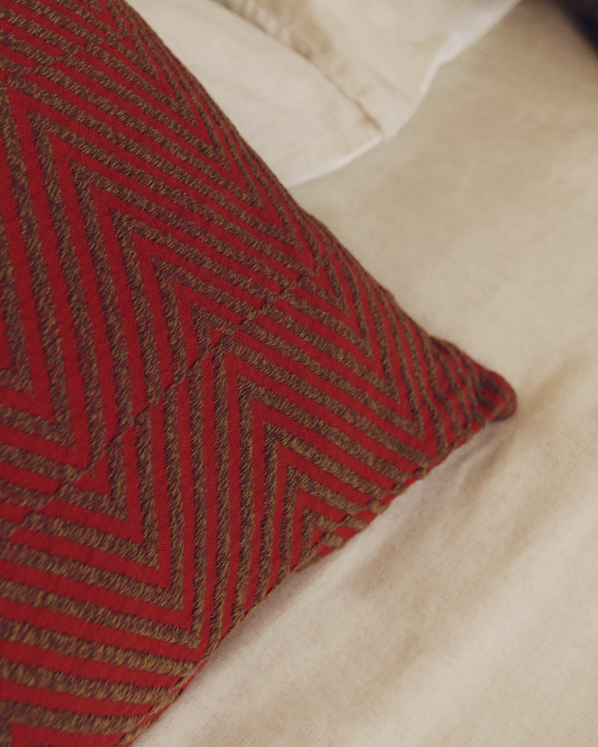 Lunver cushion cover in red chevron jacquard 50 x 50 cm - Lifestyle
