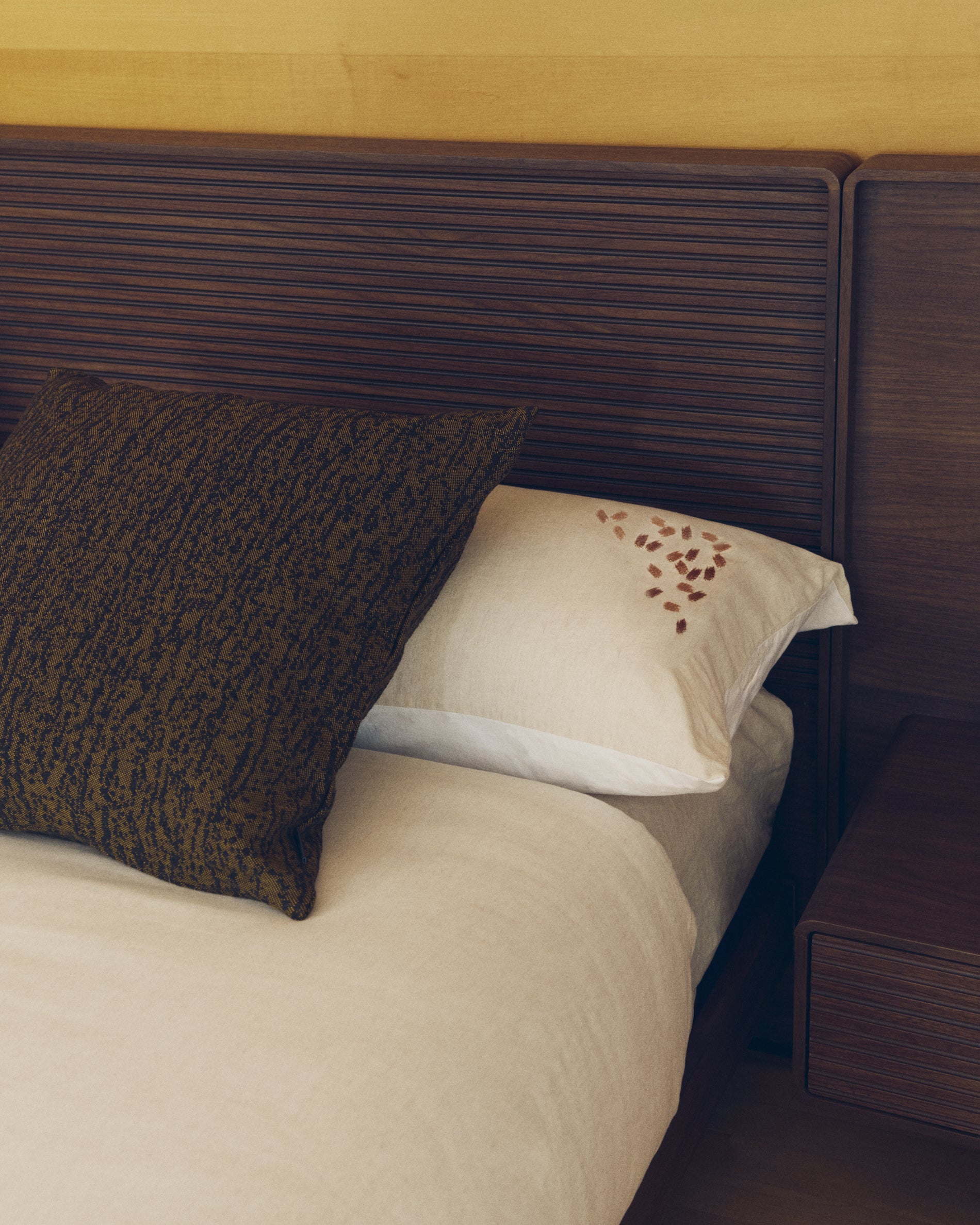 Virelda duvet cover and pillowcase set in beige cotton and linen with embroidered detail for 150cm bed - Lifestyle