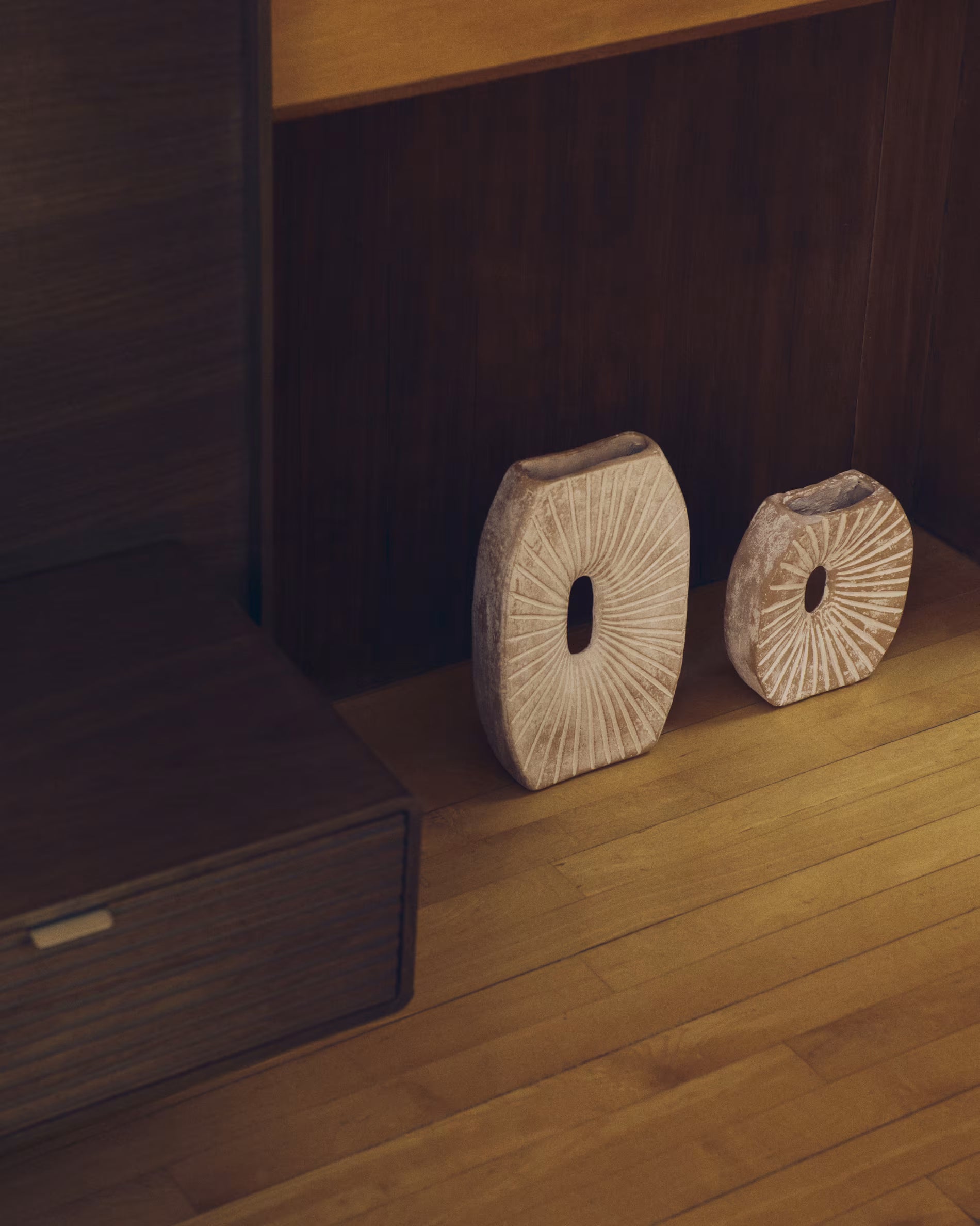 Valura váza rózsaszín és bézs papírmasé anyagból, 31 cm