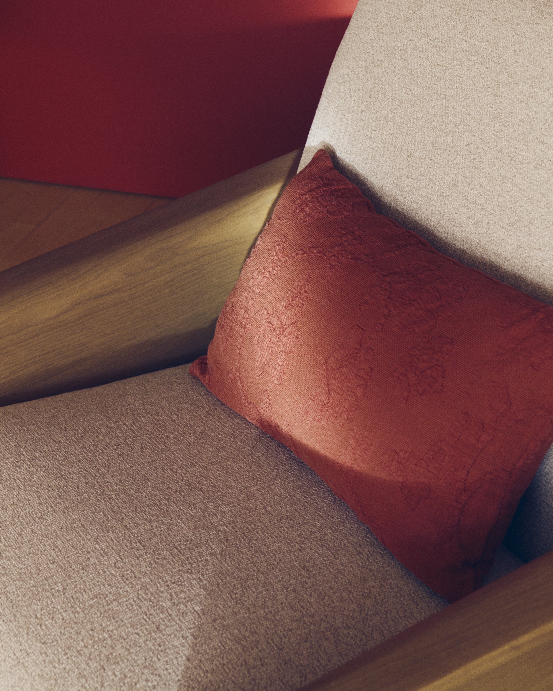 Velina cushion cover in red washed linen jacquard with floral design 30 x 50 cm - Lifestyle