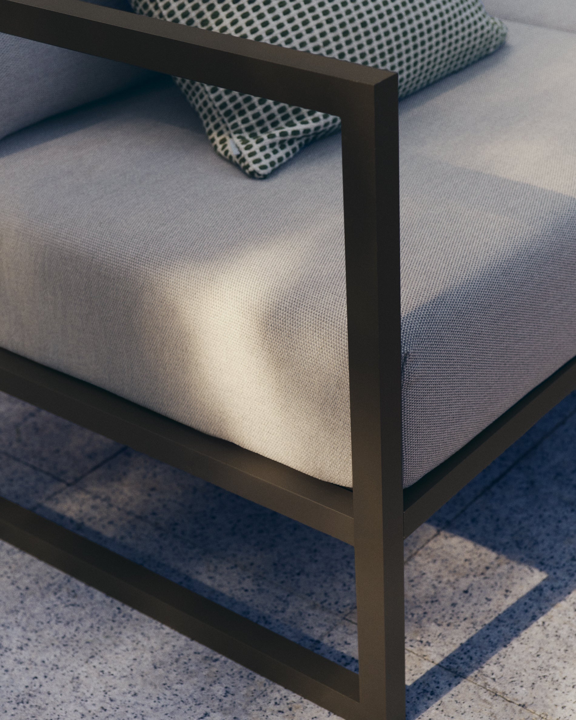 Comova 100% outdoor 2-seater sofa in light grey and green aluminium, 150 cm - Lifestyle
