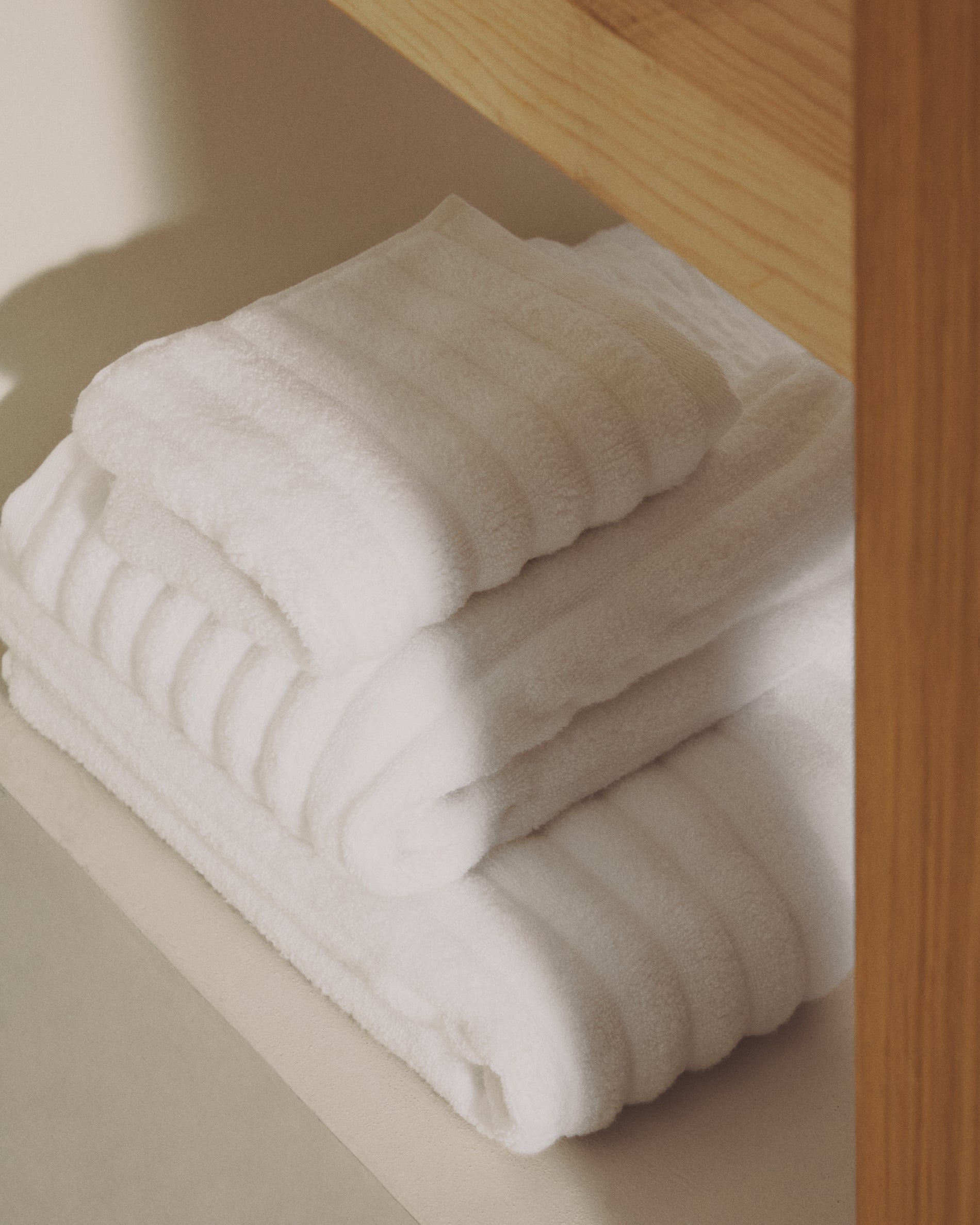 Navira 100% cotton white bath towel 70 x 140cm - Lifestyle