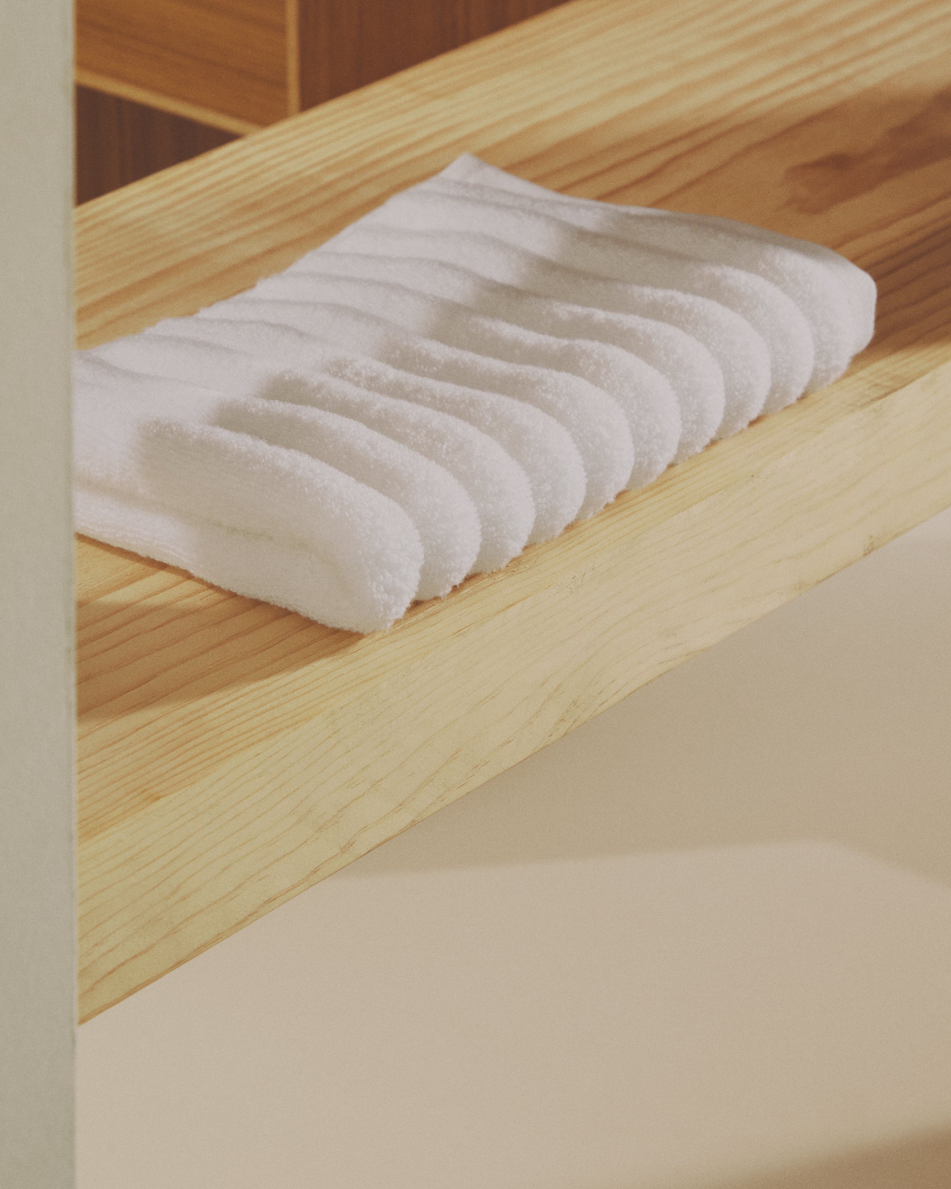Navira 100% cotton white hand towel 50 x 90cm - Lifestyle