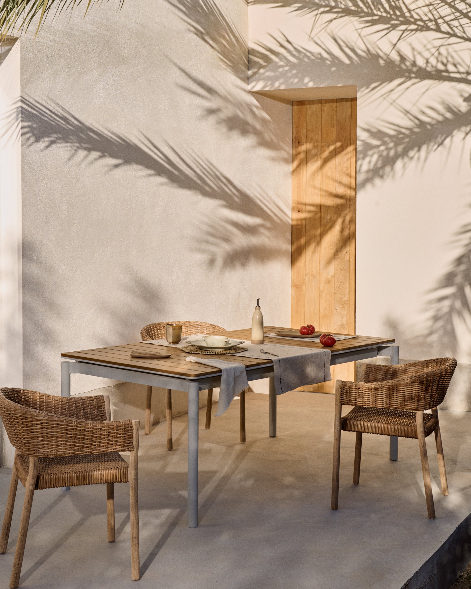 Canyelles outdoor extendable table in polywood and aluminium in light grey 180 (240) x 100cm - Lifestyle