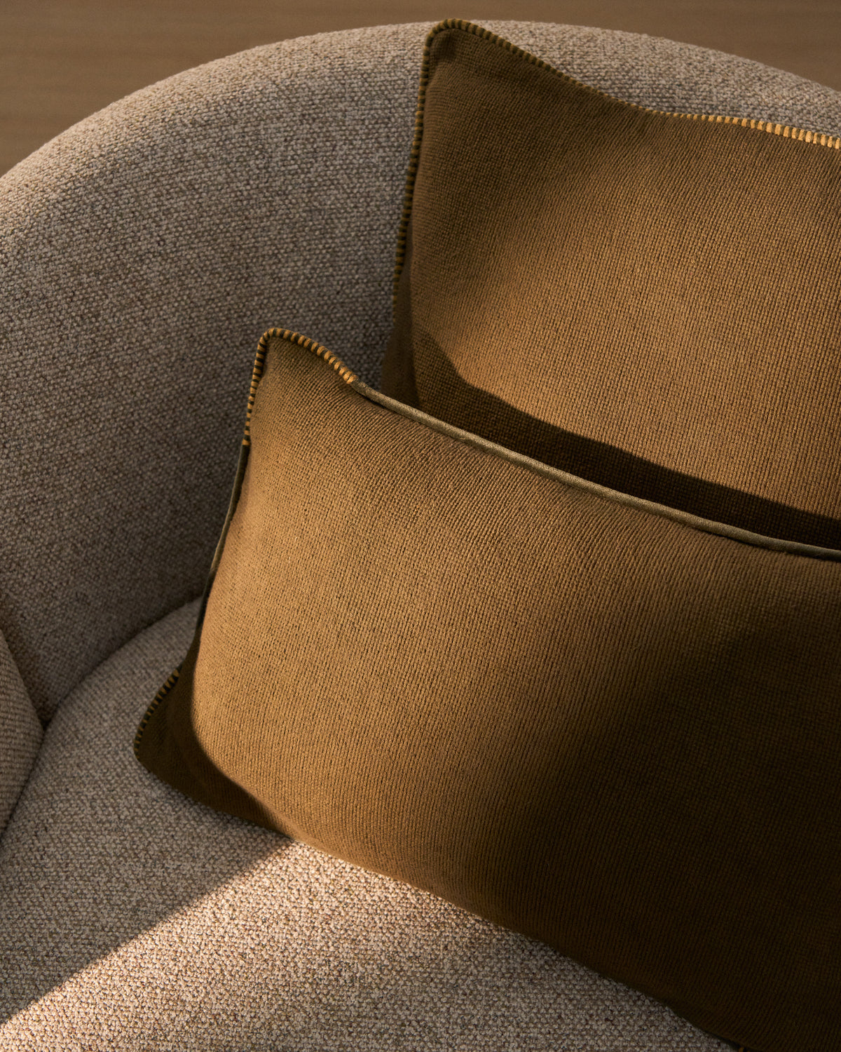 Rivon green cushion cover with contrast piping 30 x 50 cm - Lifestyle