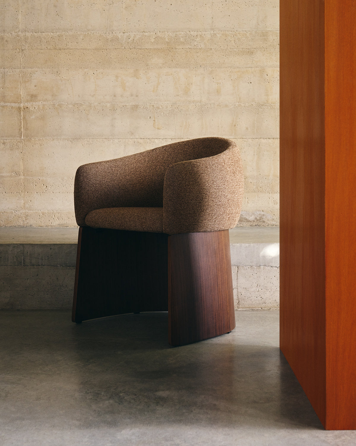 Bosca chair in brown chenille and walnut veneer FSC 100% - Lifestyle