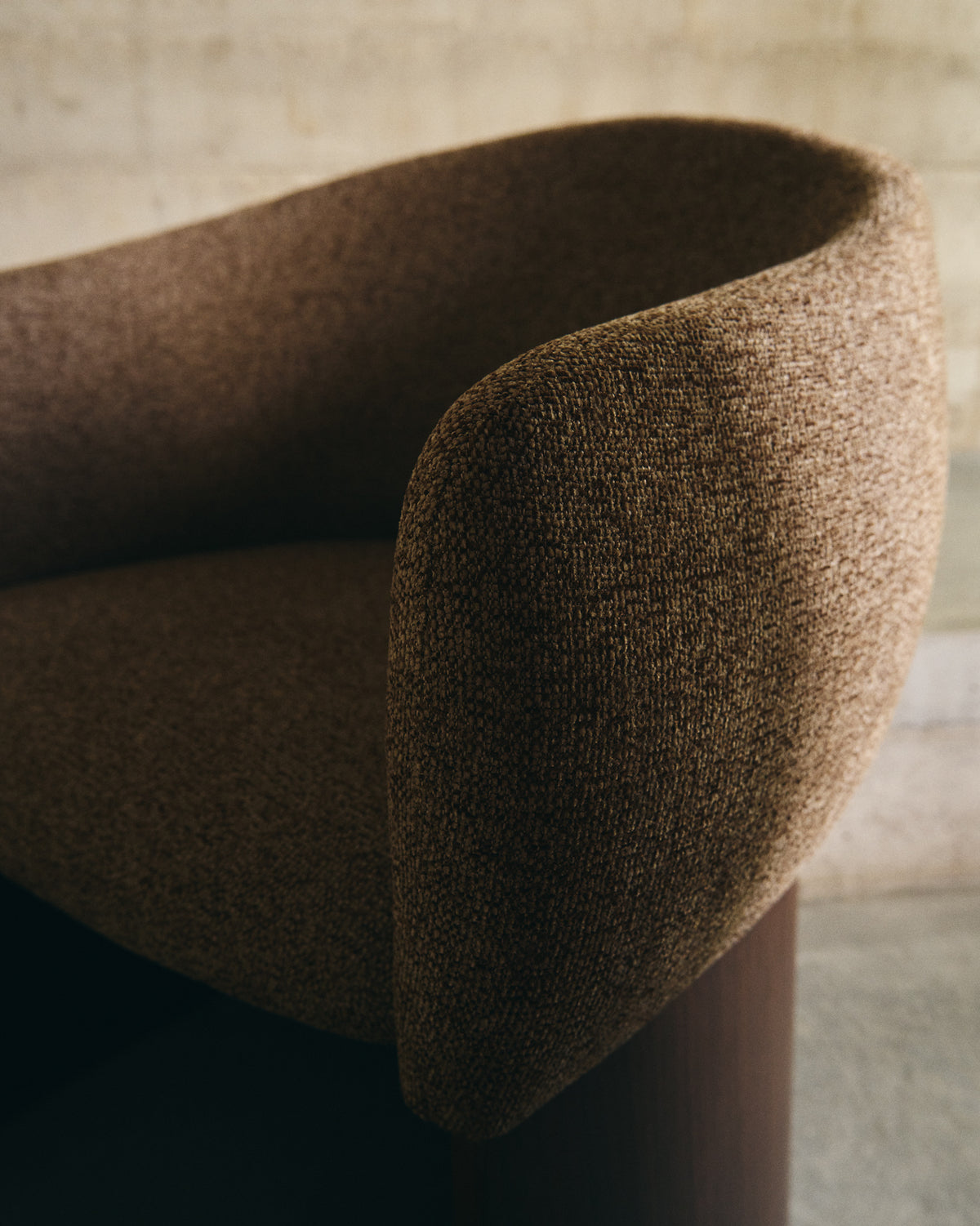 Bosca chair in brown chenille and walnut veneer FSC 100% - Lifestyle